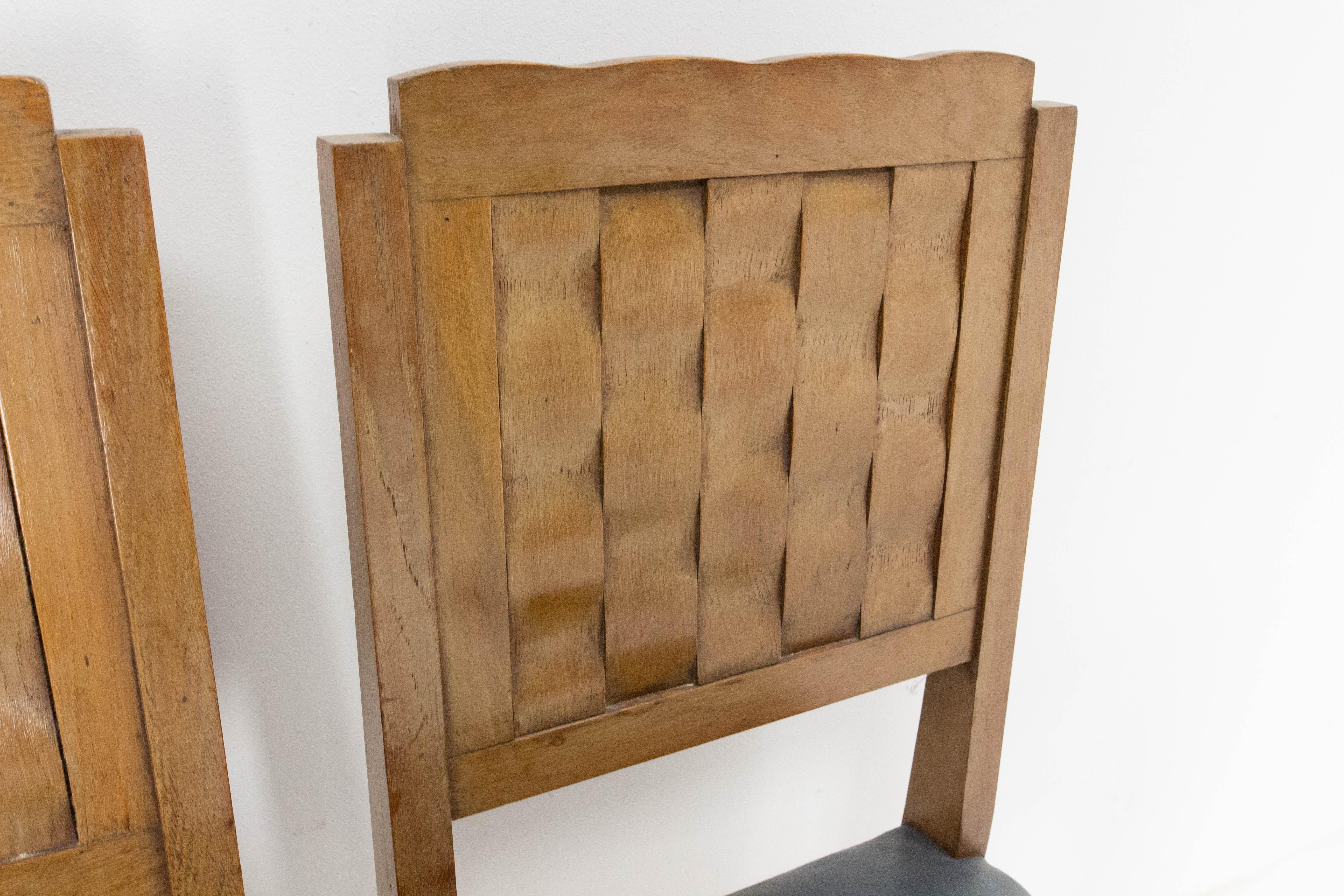 Sechs Esszimmerstühle aus Eichenholz mit geschnitzten Rückenlehnen, französischer Webstil, um 1950 im Angebot 5