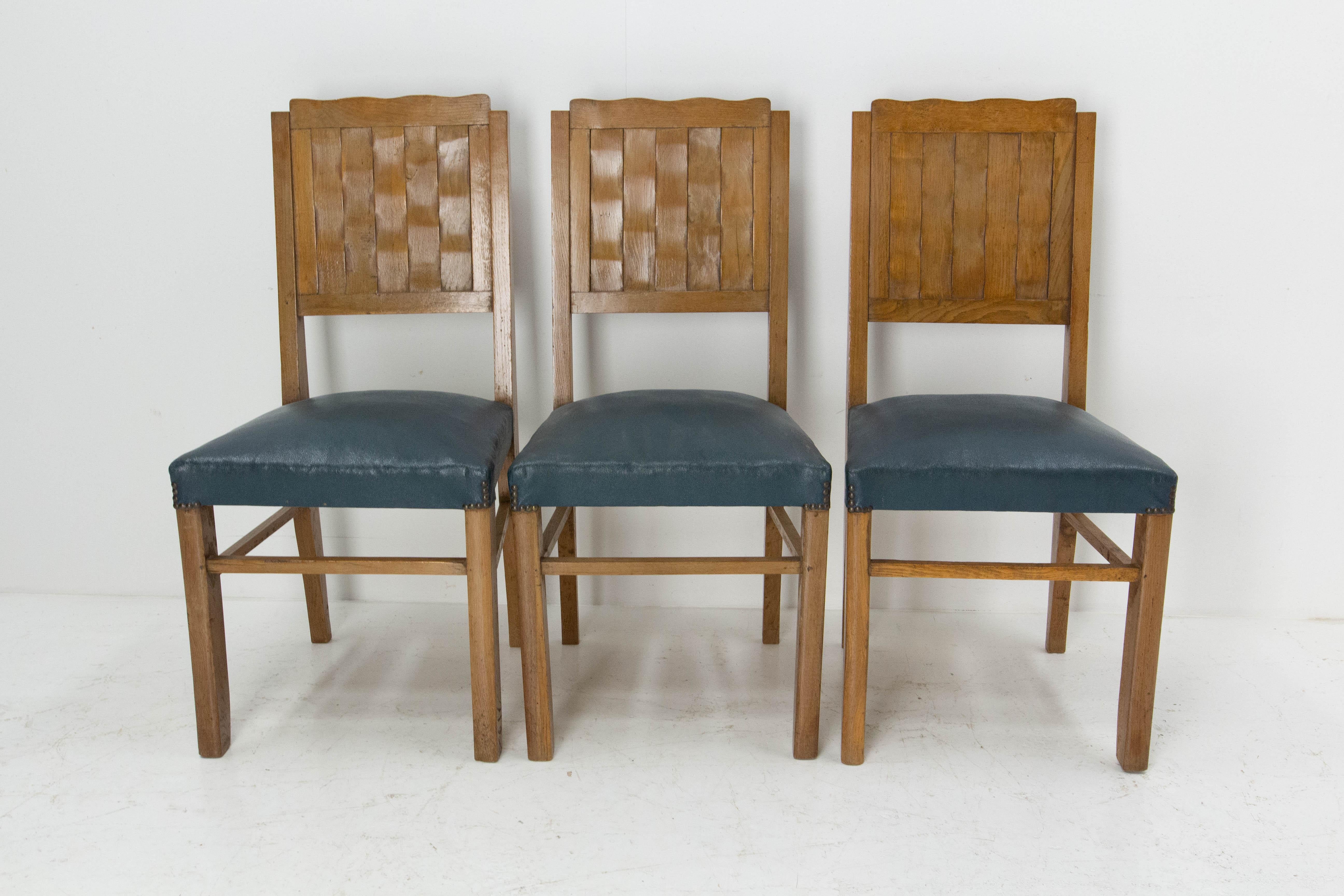 Sechs Esszimmerstühle aus Eichenholz mit geschnitzten Rückenlehnen, französischer Webstil, um 1950 (Moderne der Mitte des Jahrhunderts) im Angebot