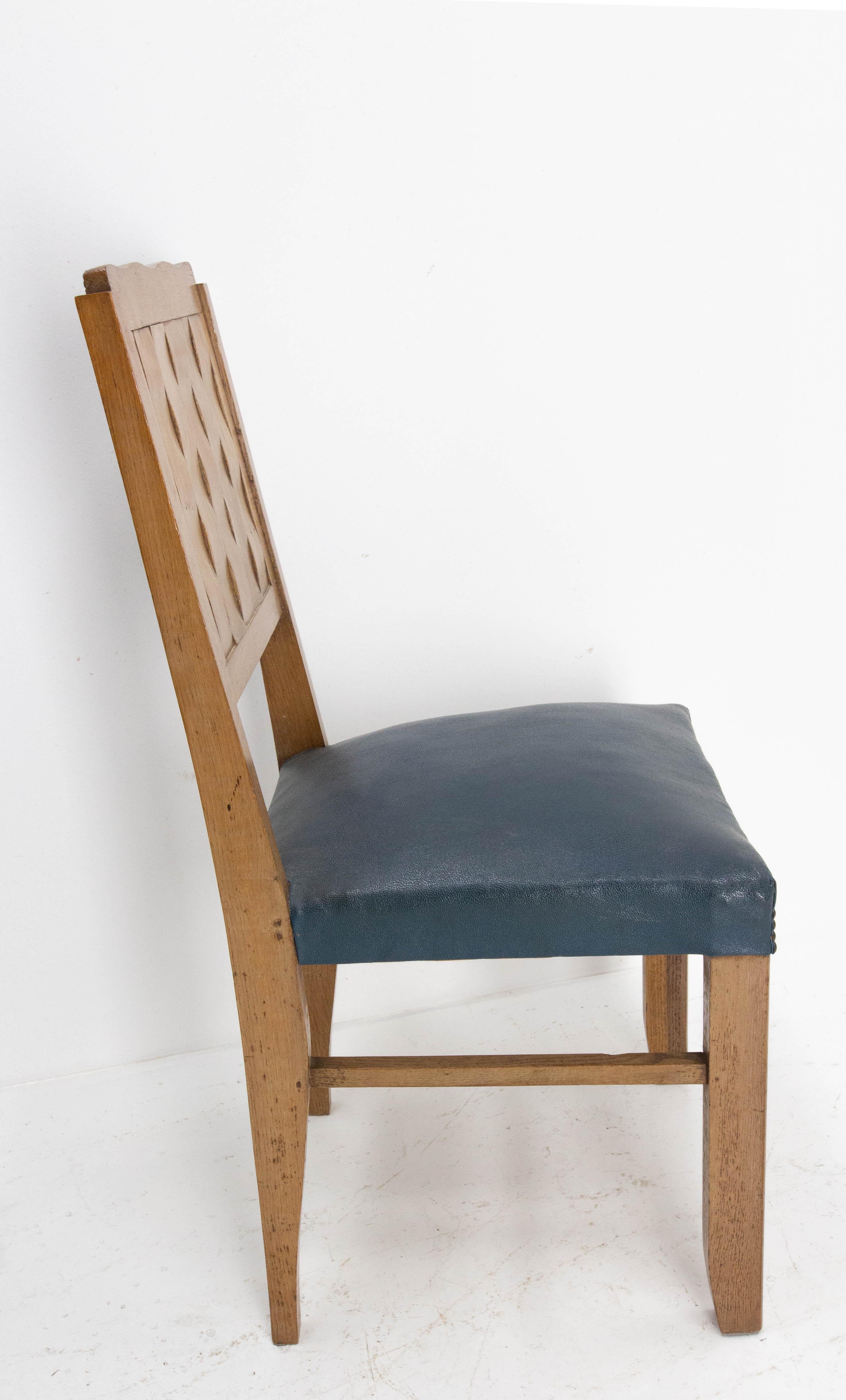 Sechs Esszimmerstühle aus Eichenholz mit geschnitzten Rückenlehnen, französischer Webstil, um 1950 im Zustand „Gut“ im Angebot in Labrit, Landes