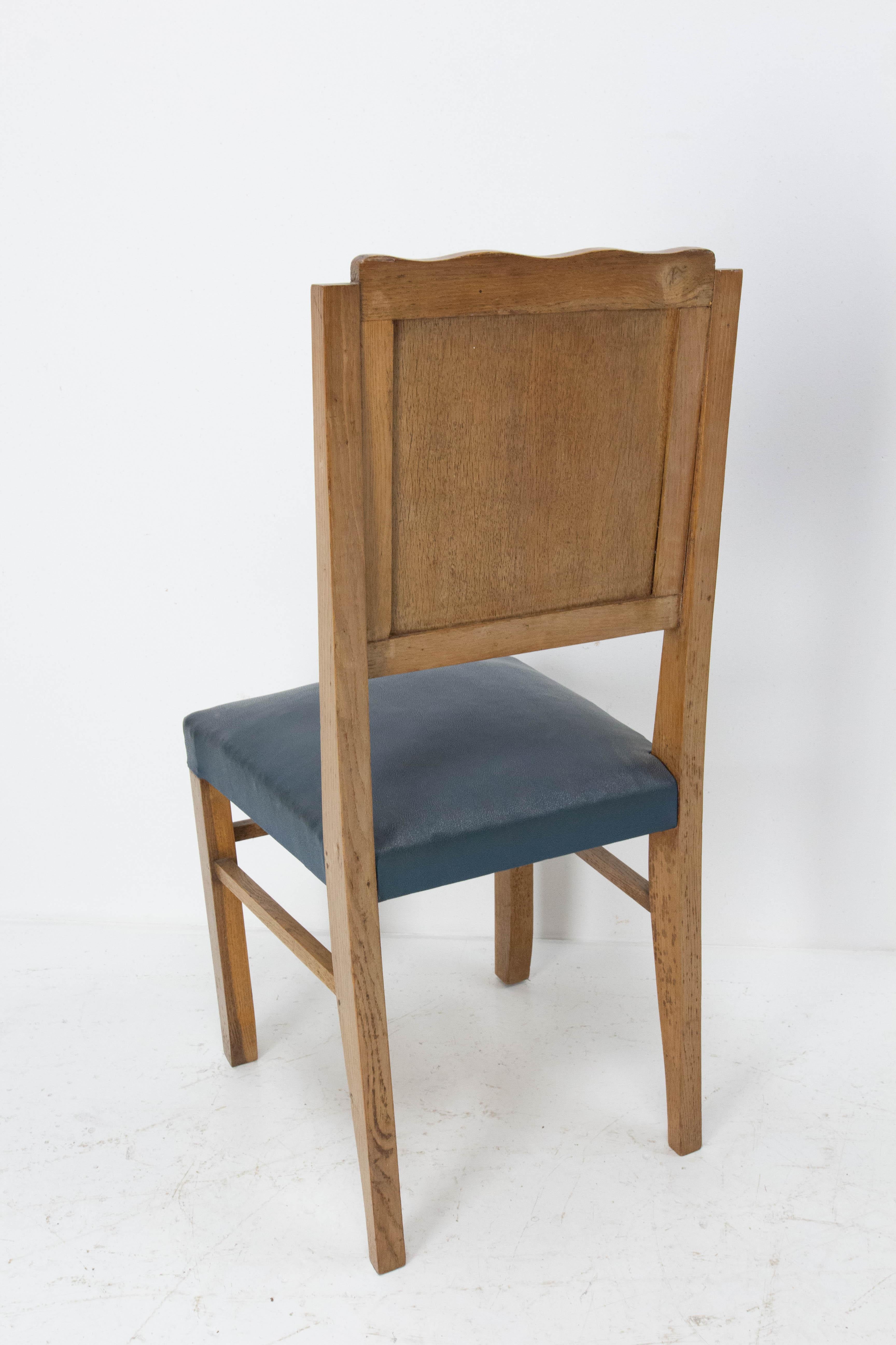 Sechs Esszimmerstühle aus Eichenholz mit geschnitzten Rückenlehnen, französischer Webstil, um 1950 (20. Jahrhundert) im Angebot