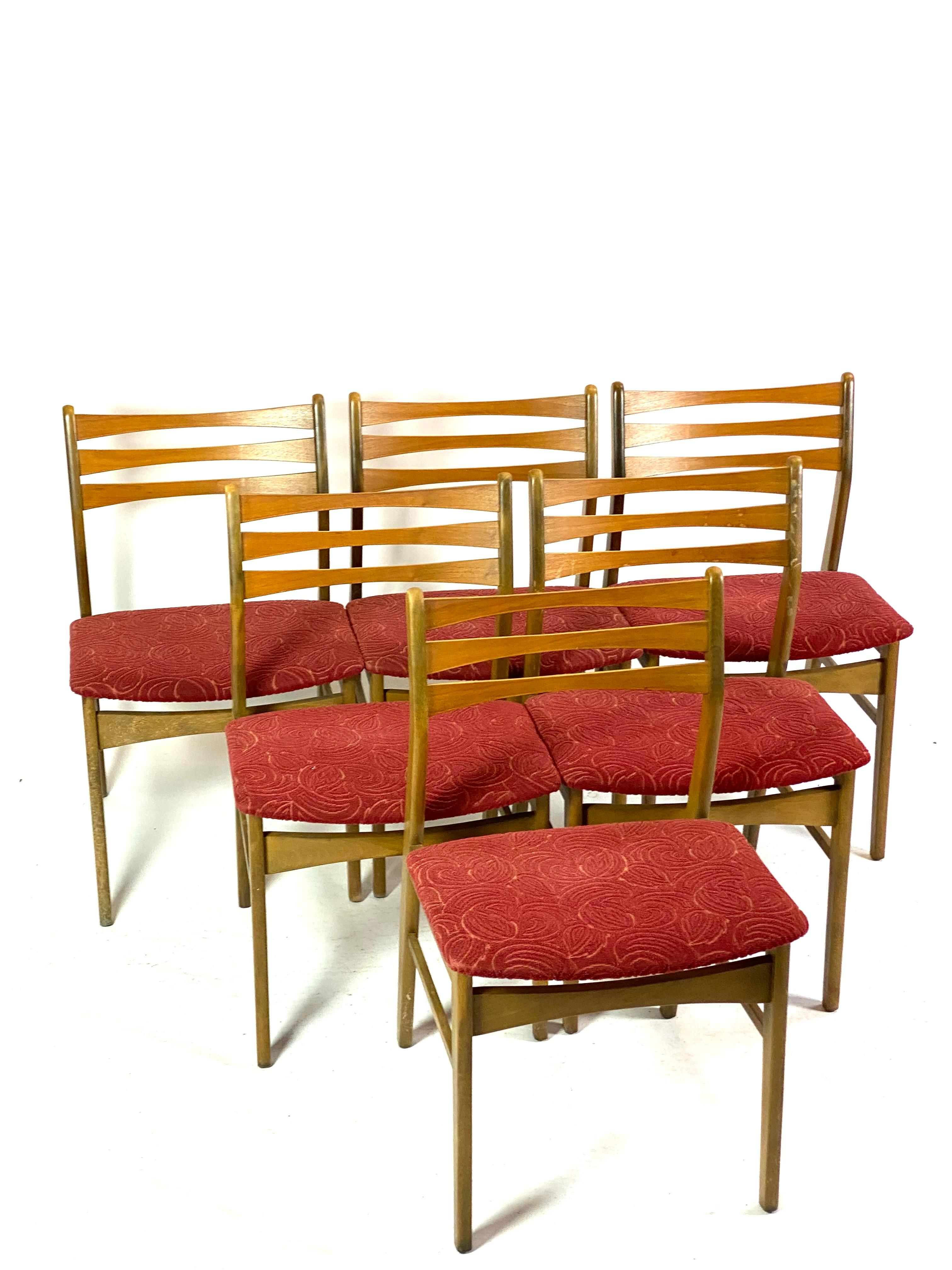 Six dining room chairs in dark polished wood and upholstered with red fabric, of Danish design from the 1960s. The chairs are in great vintage condition.
