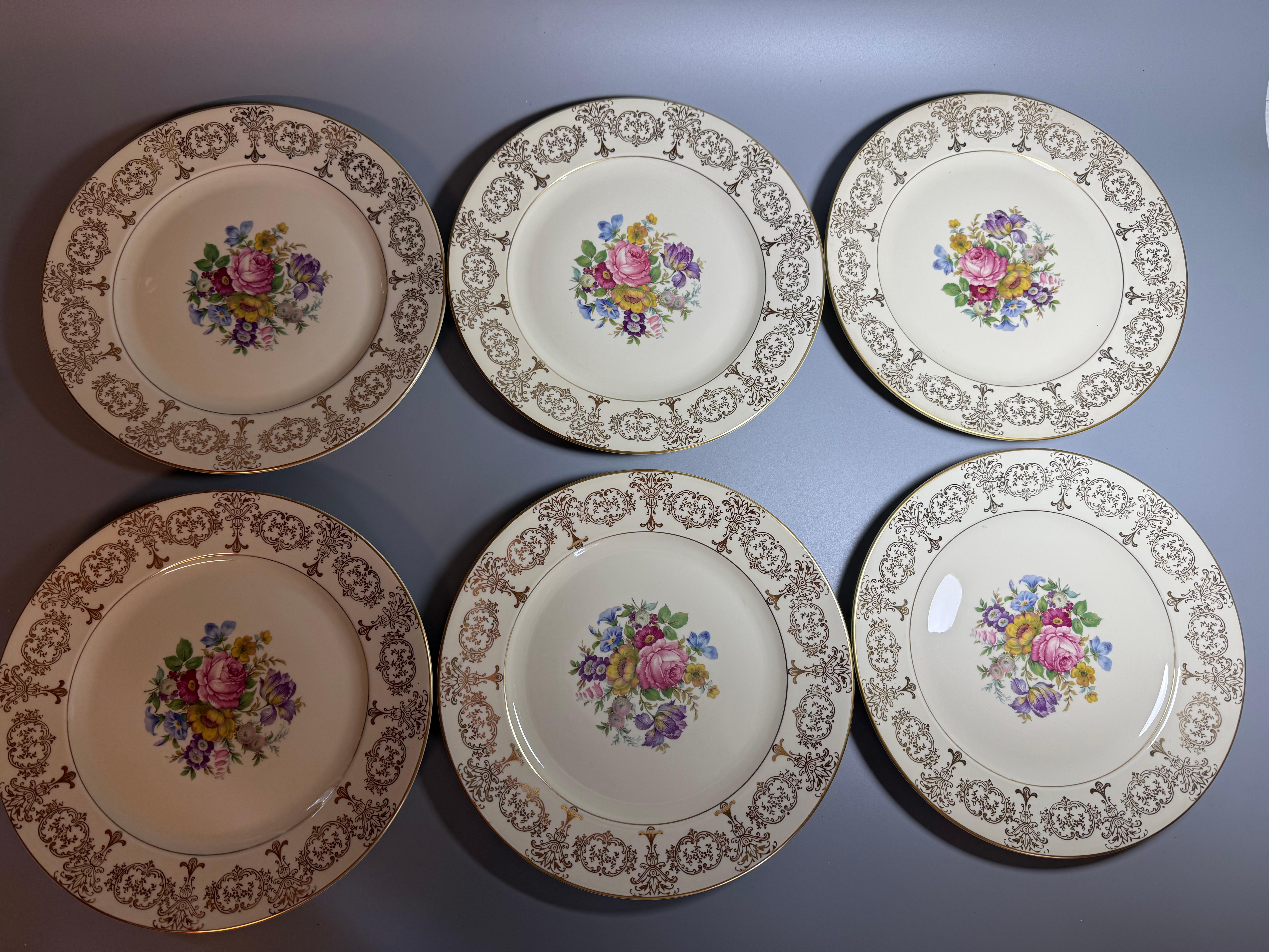 Rosenthal Six Dinner Plates
These porcelain plates features a delicate floral pattern in the center and a raised gold leaf trim on the border
Diameter 28 cm (11,02 inches)
In very good antique condition 
Please check carefully all photos 