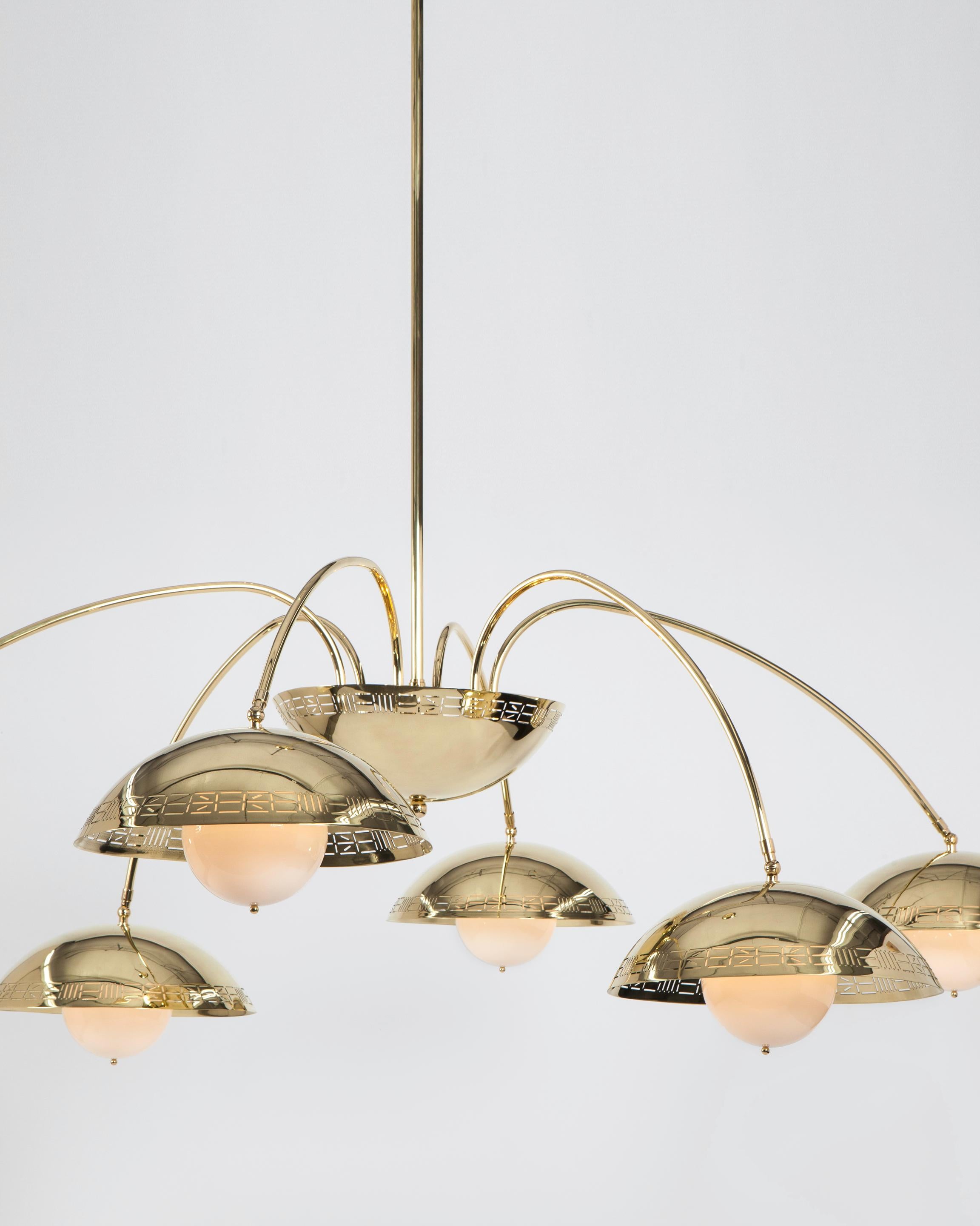 Moderne Lustre à six dômes en laiton poli conçu par Commune for Remains Lighting