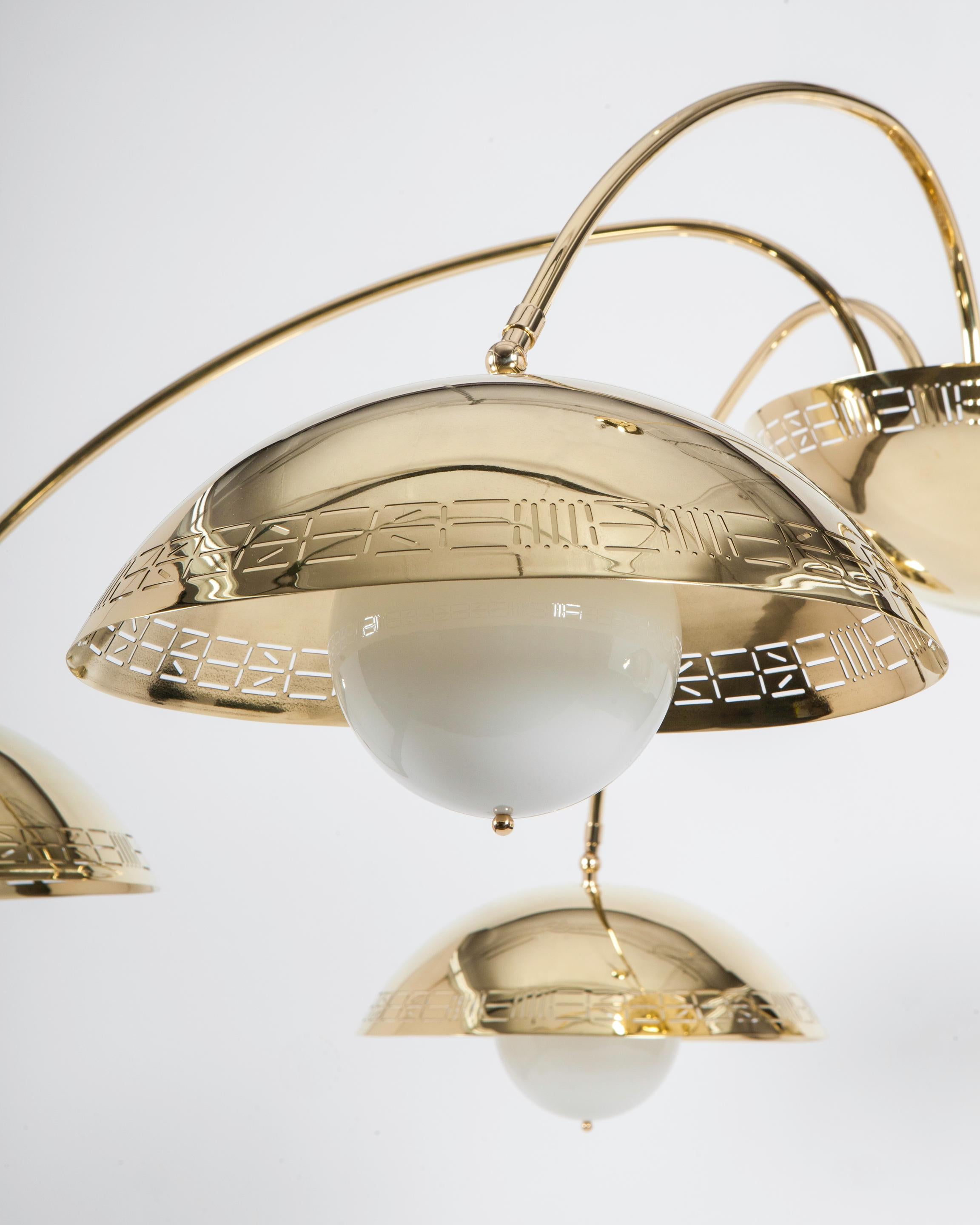 Américain Lustre à six dômes en laiton poli conçu par Commune for Remains Lighting