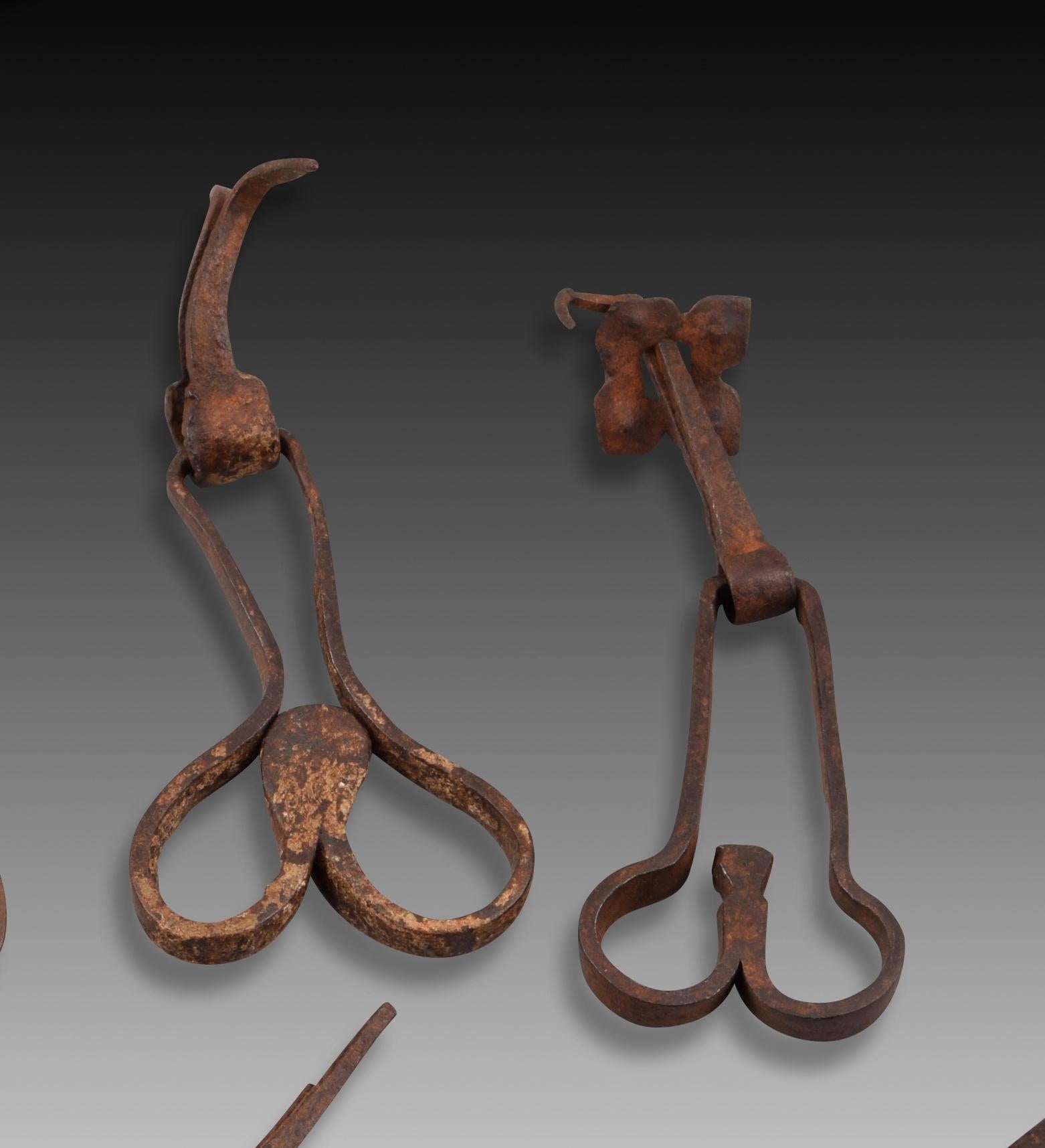 Six Door Handles and Latch Wrought Iron Set, 16th Century In Distressed Condition In Madrid, ES