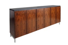 Serveur à six portes en noyer sur base chromée avec plateau en granit noir