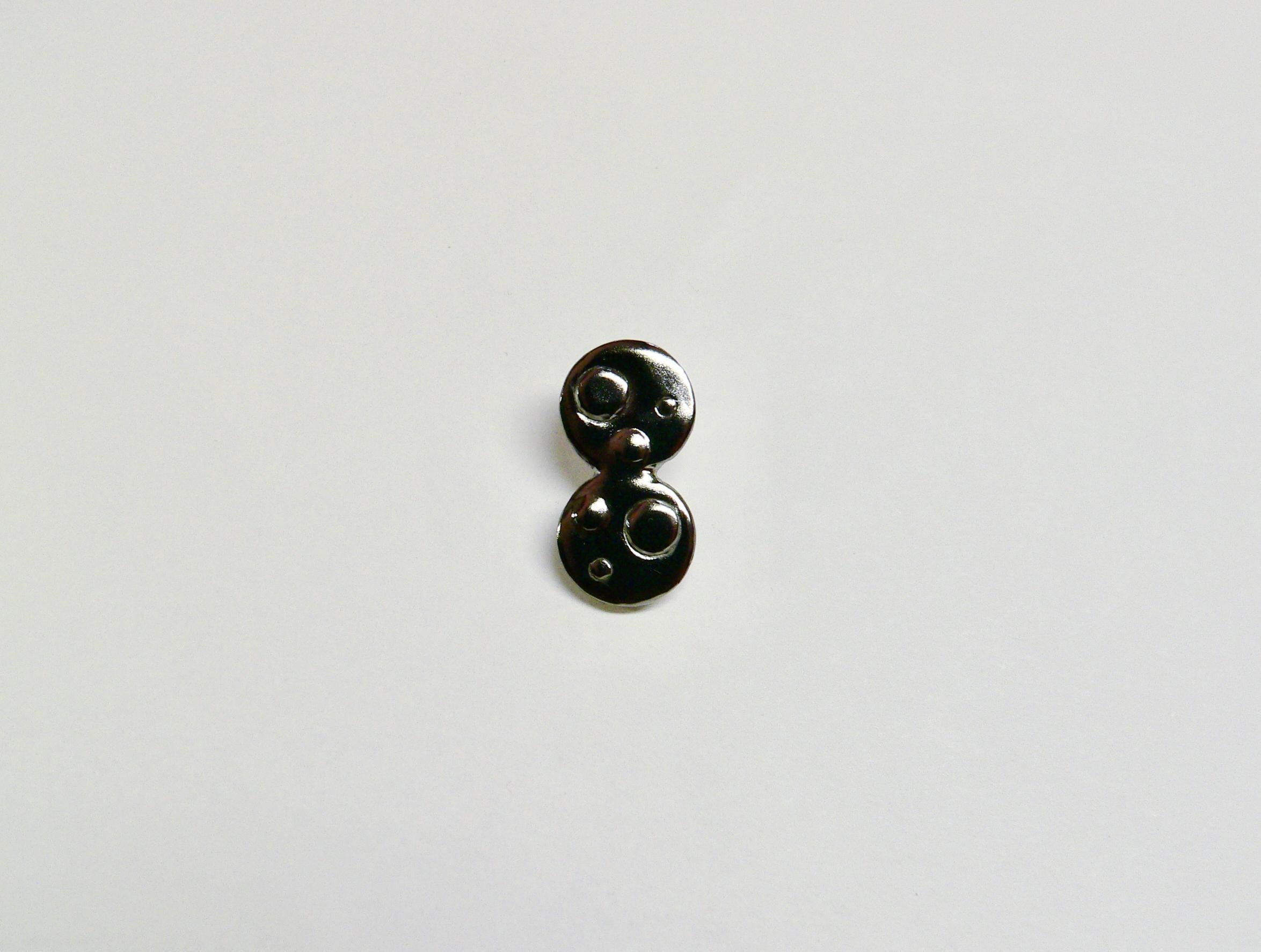 Six dots on the round field is dancing on your ear.

This single earring is made of Sterling Silver with black rhodium plated as one of the Geometry Collection. 

The size is about 19mm length, 10mm width, 14mm depth (included post length) and