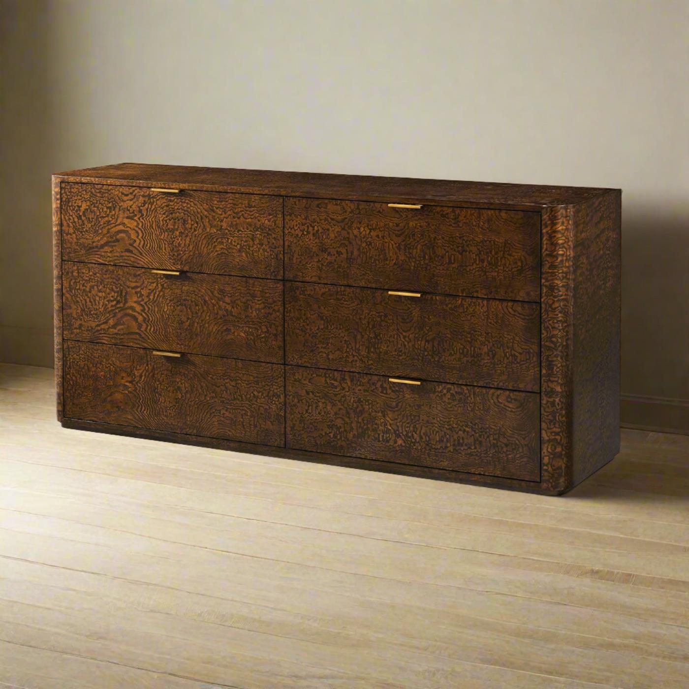 Un capolavoro dal design elegante e dalla meticolosa lavorazione artigianale. In Pyramid Brown con finitura in ottone satinato, questo comò combina stile e funzionalità.

La ricca finitura marrone e le curve aggraziate incarnano il classico stile