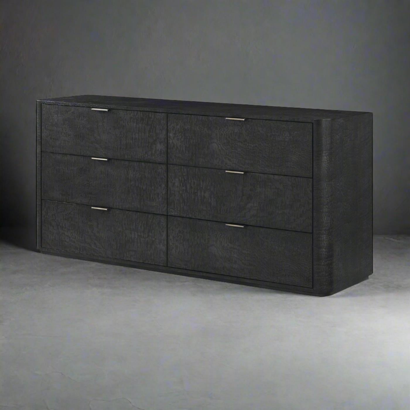 Un capolavoro dal design elegante e dalla meticolosa lavorazione artigianale. In un silenzioso colore nero, questa cassettiera combina stile e funzionalità.

La finitura nera e le curve aggraziate incarnano il classico stile Art Decor, valorizzando