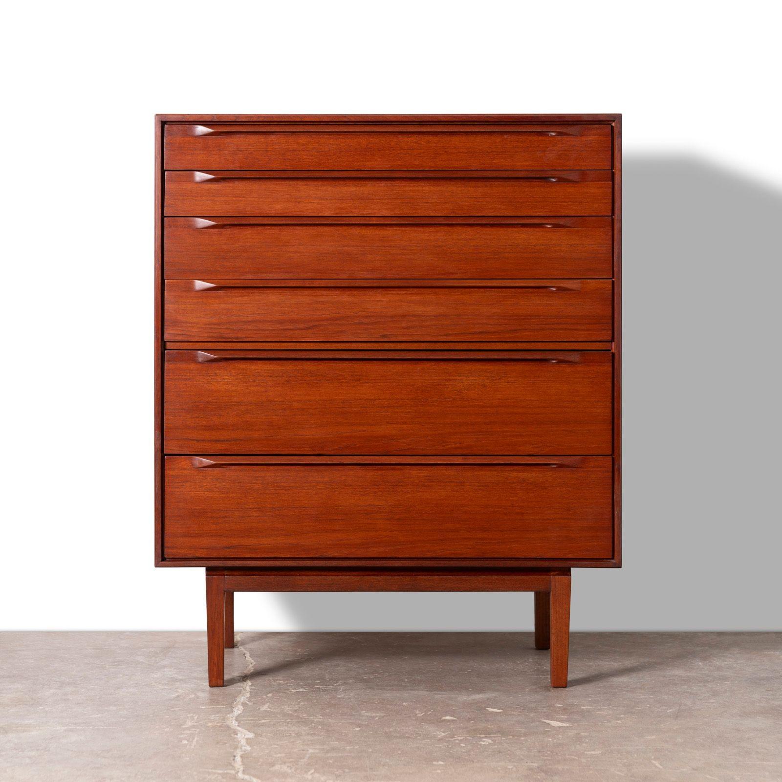 Arcón de teca de mediados de siglo de Ib Kofod-Larsen para Fredericia Møbelfabrik. Excepcional arcón de seis cajones diseñado por Ib Kofod-Larsen para Fredericia Møbelfabrik, fabricado en teca ricamente veteada. La pieza muestra un bello perfil