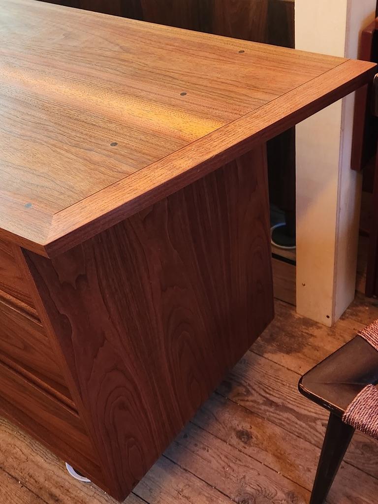 Cómoda vintage George Nakashima de seis cajones para la línea Widdicomb Orgins (1958-1963) en madera de nogal con acabado al aceite.
La parte superior angular asimétrica de una pulgada de grosor sobresale por el lado derecho de la maleta de seis