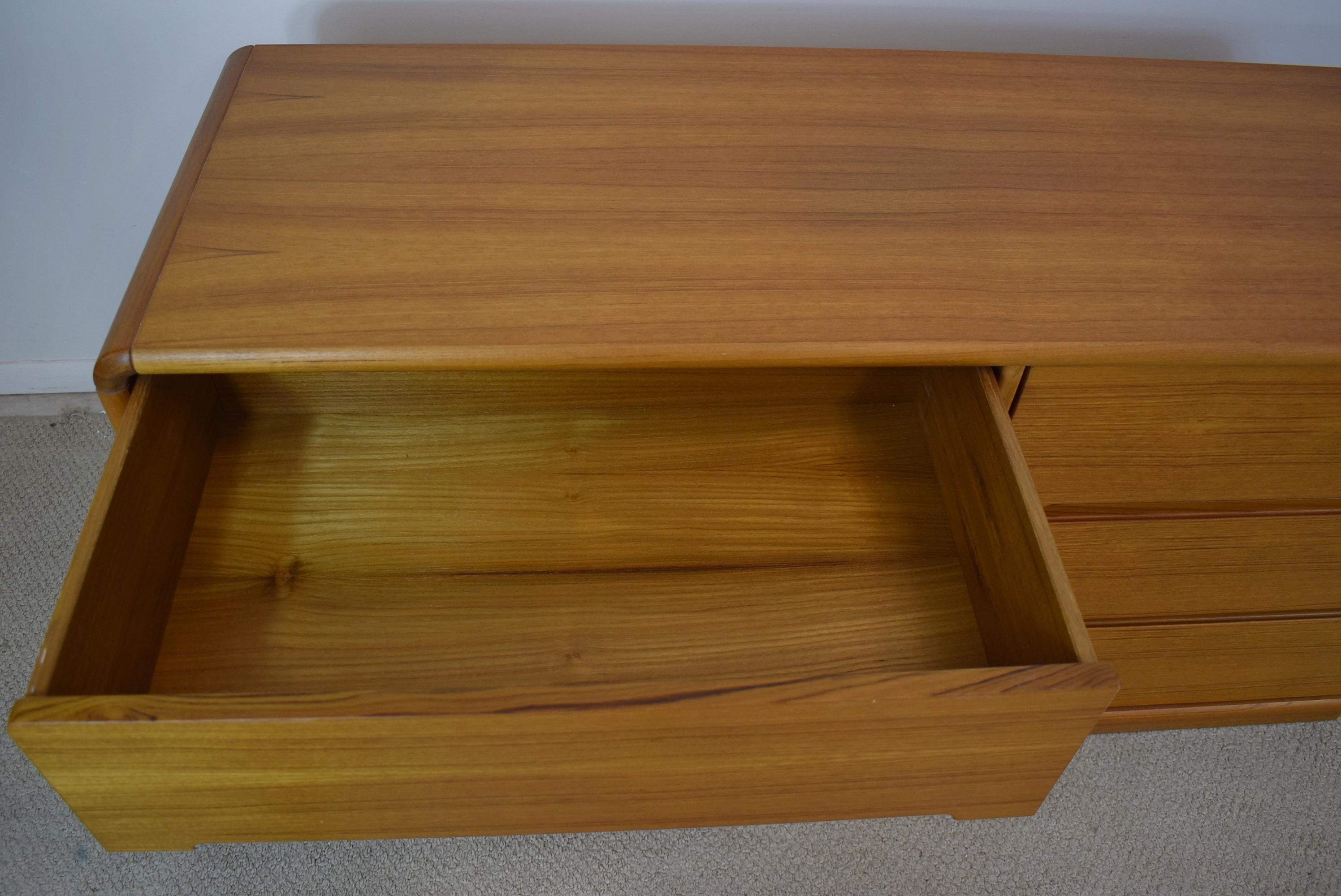 Six-Drawer Mid-Century Modern Teak Chest In Good Condition In Toledo, OH