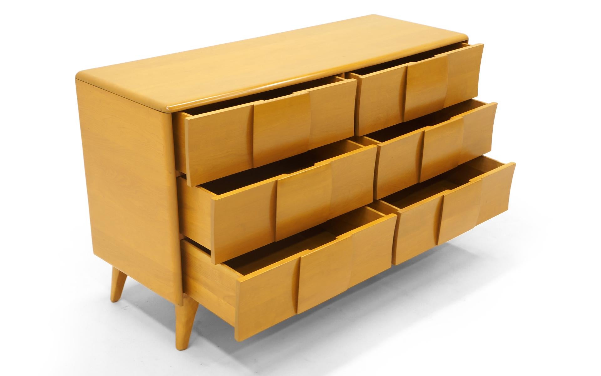 Six-Drawer Sculptura Dresser by Heywood Wakefield, Original Blonde Finish (Moderne der Mitte des Jahrhunderts)