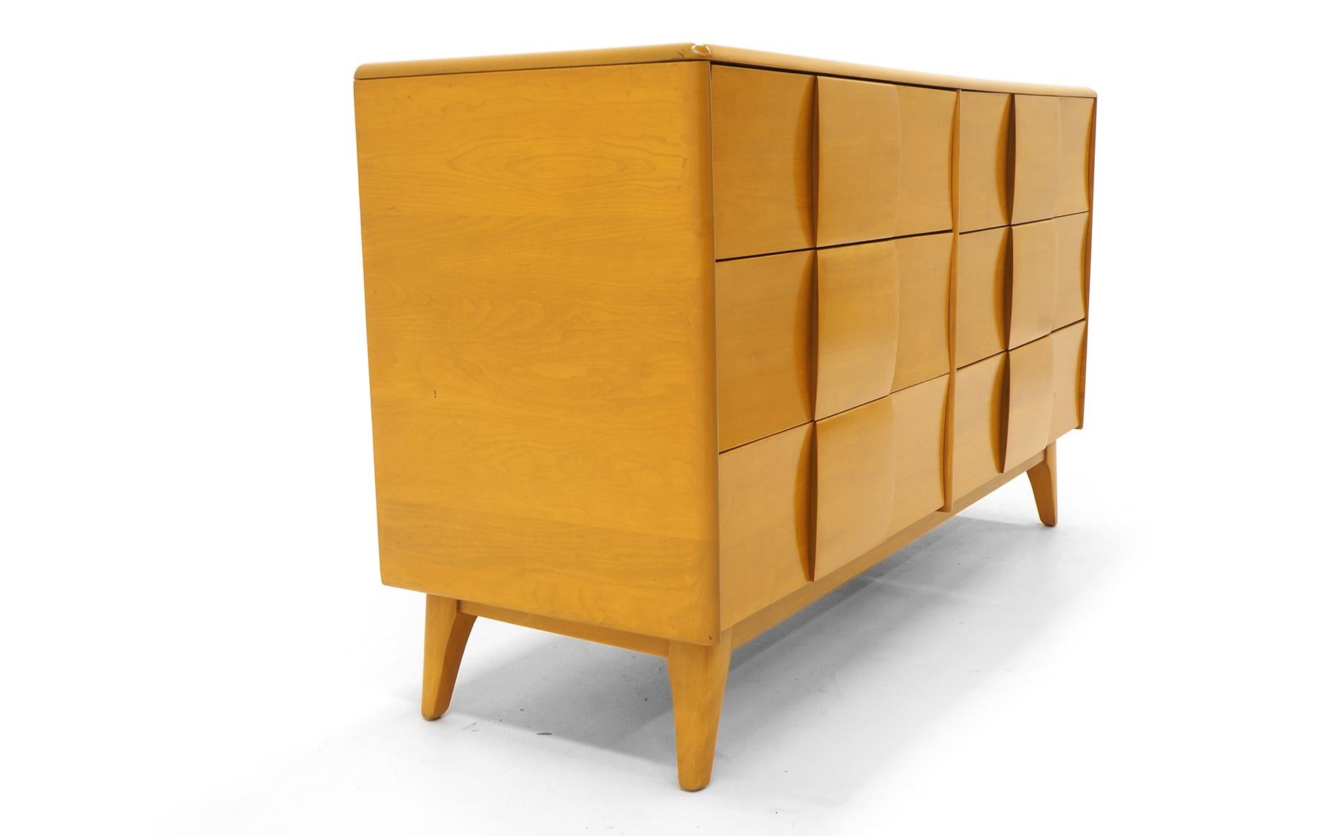 Six-Drawer Sculptura Dresser by Heywood Wakefield, Original Blonde Finish (Mitte des 20. Jahrhunderts)