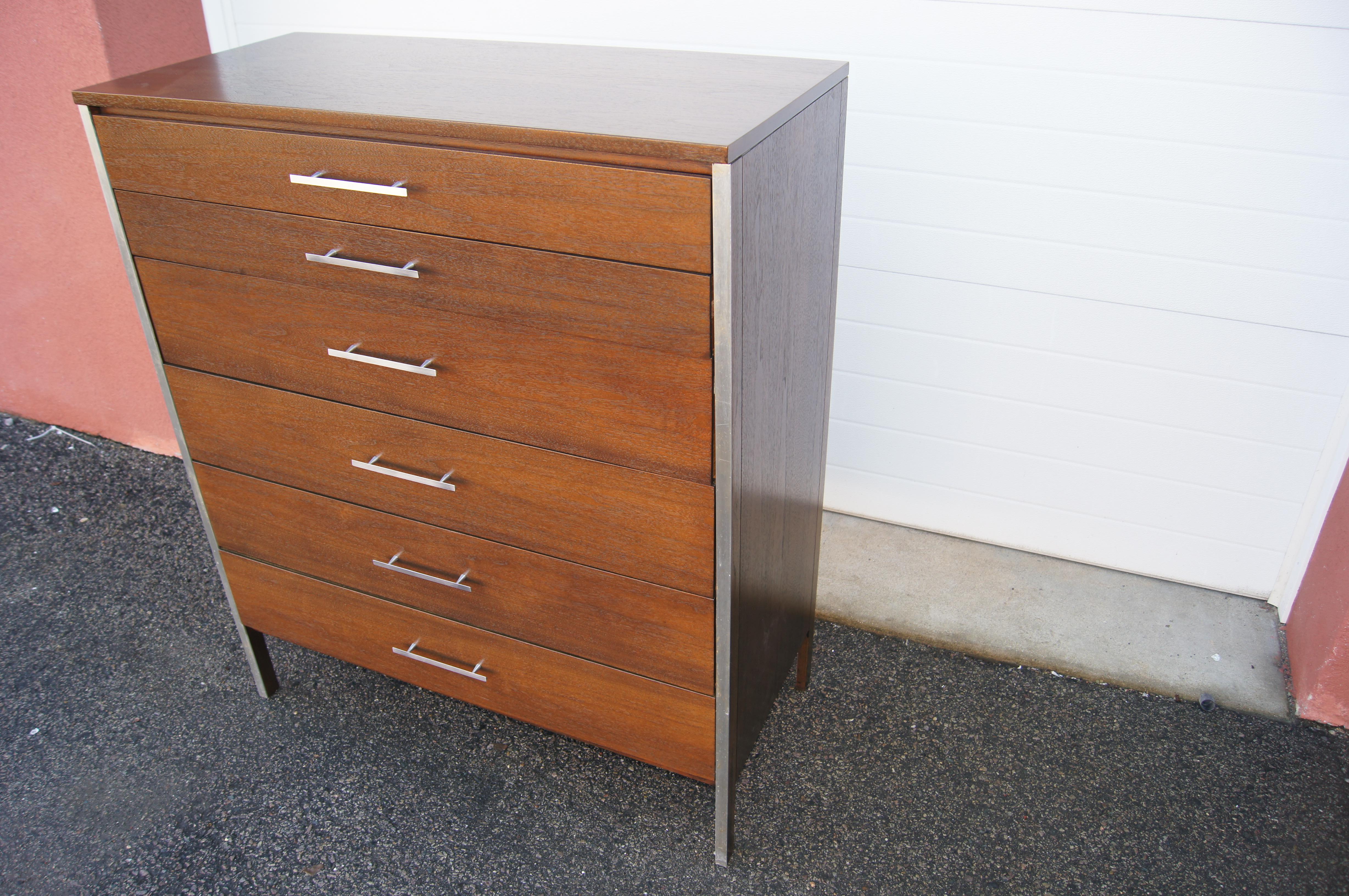 Six-Drawer Walnut Dresser by Paul McCobb for Calvin Furniture In Good Condition For Sale In Dorchester, MA