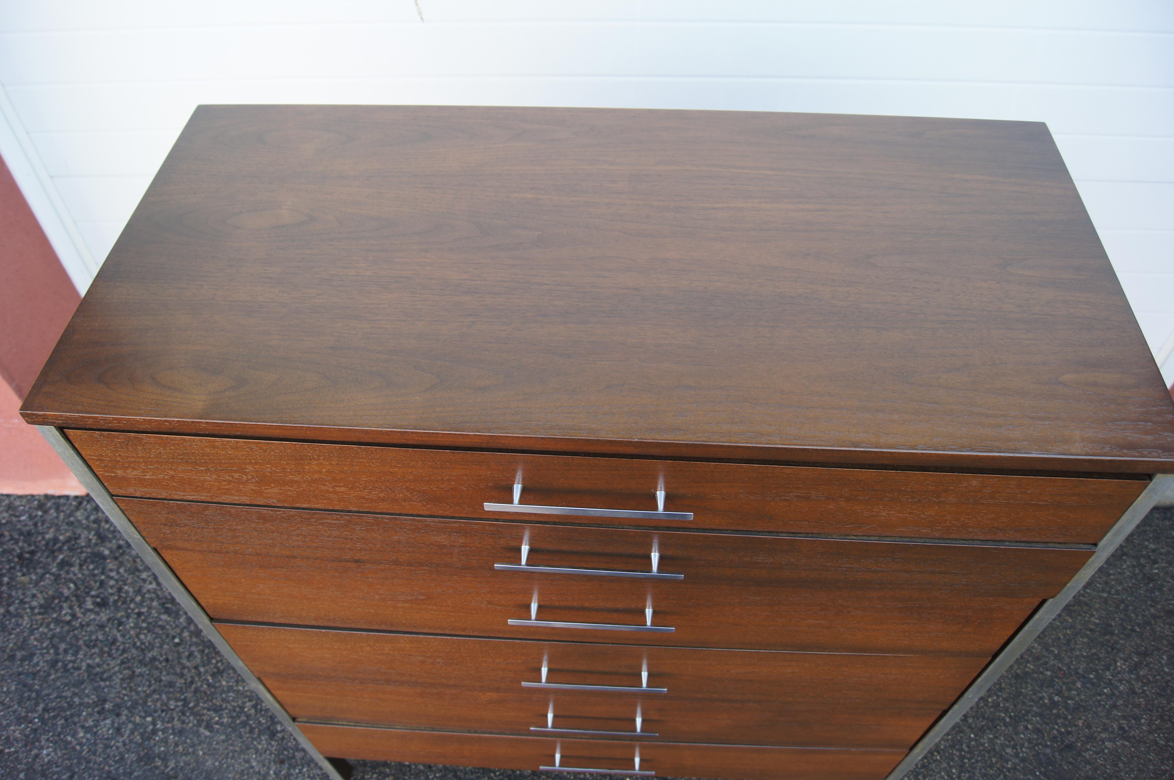 20ième siècle Commode à six tiroirs en noyer de Paul McCobb pour Calvin Furniture en vente