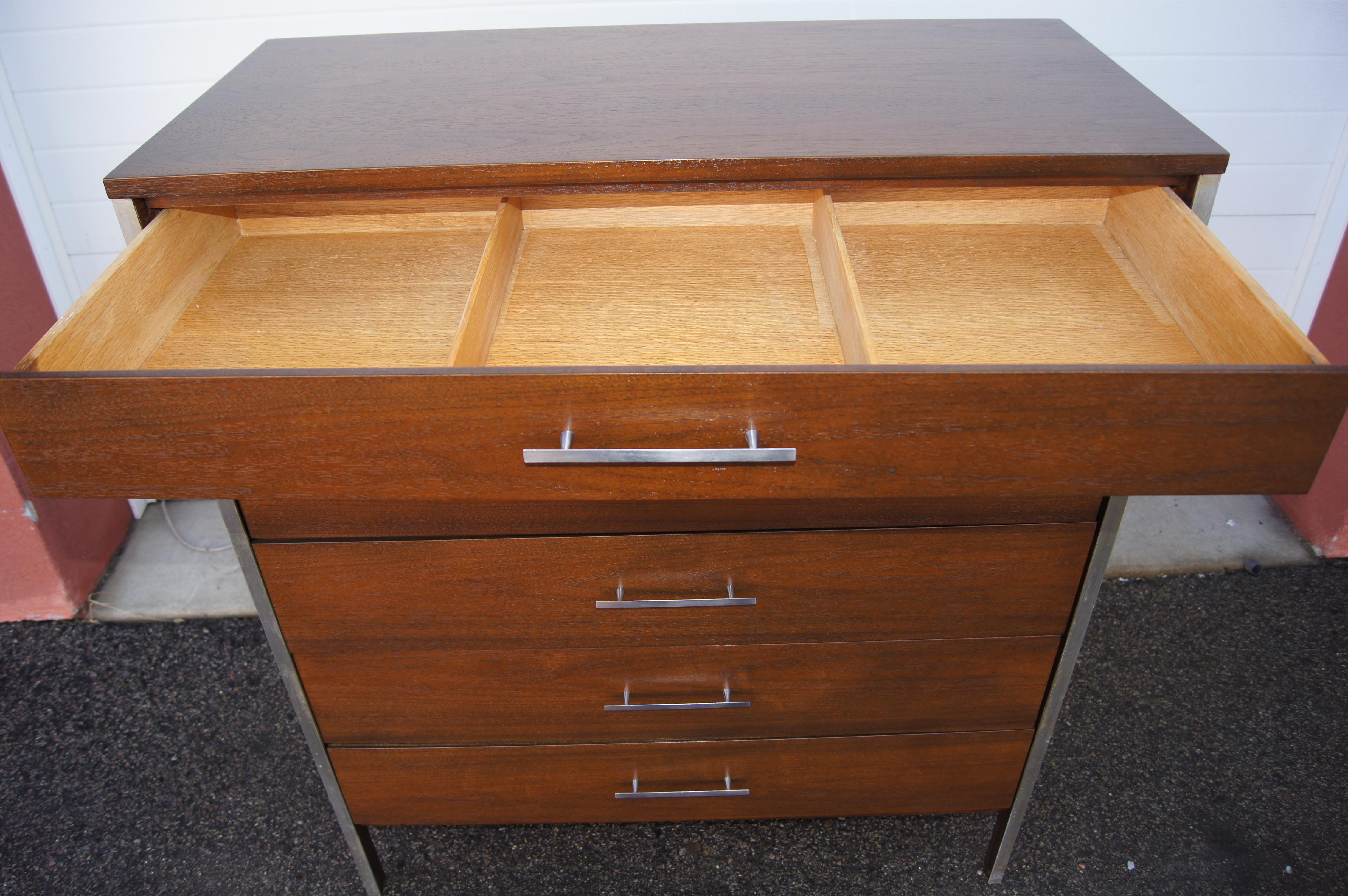 Six-Drawer Walnut Dresser by Paul McCobb for Calvin Furniture For Sale 1