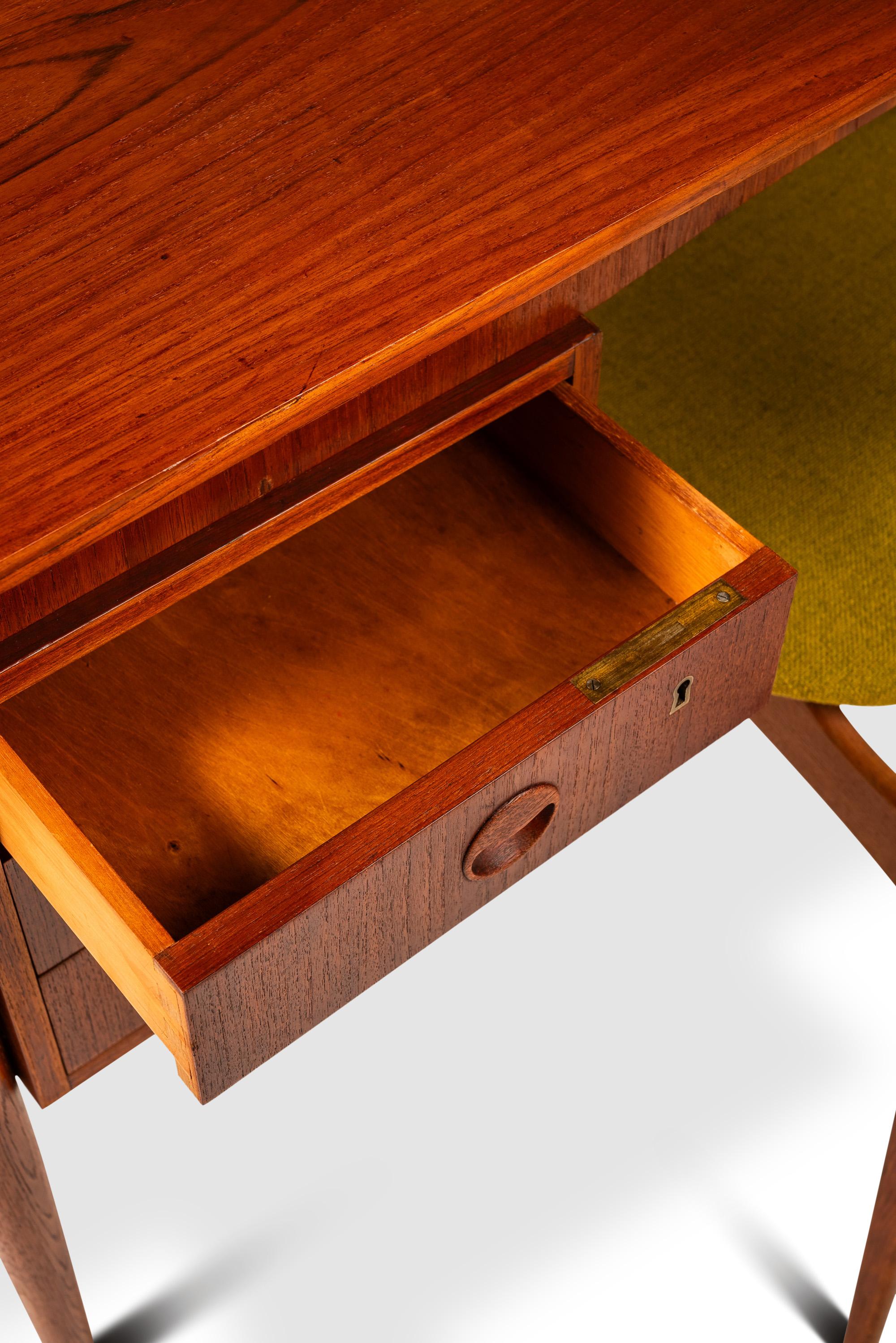 Bureau d'écrivain à six tiroirs en teck avec étagères de rangement intégrées, Danemark, c. 1960 en vente 9