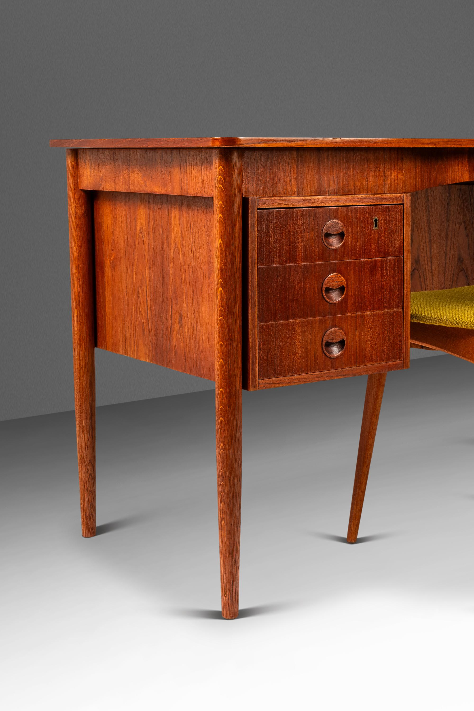 Bureau d'écrivain à six tiroirs en teck avec étagères de rangement intégrées, Danemark, c. 1960 en vente 11