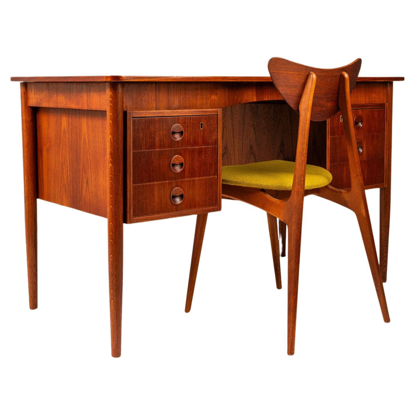  Voici un superbe bureau d'écrivain à six tiroirs fabriqué au Danemark à partir d'un mélange de teck birman massif et de teck birman plaqué. De petite taille, ce bureau ultra-fonctionnel renferme tant de fonctionnalités dans un petit paquet. Six