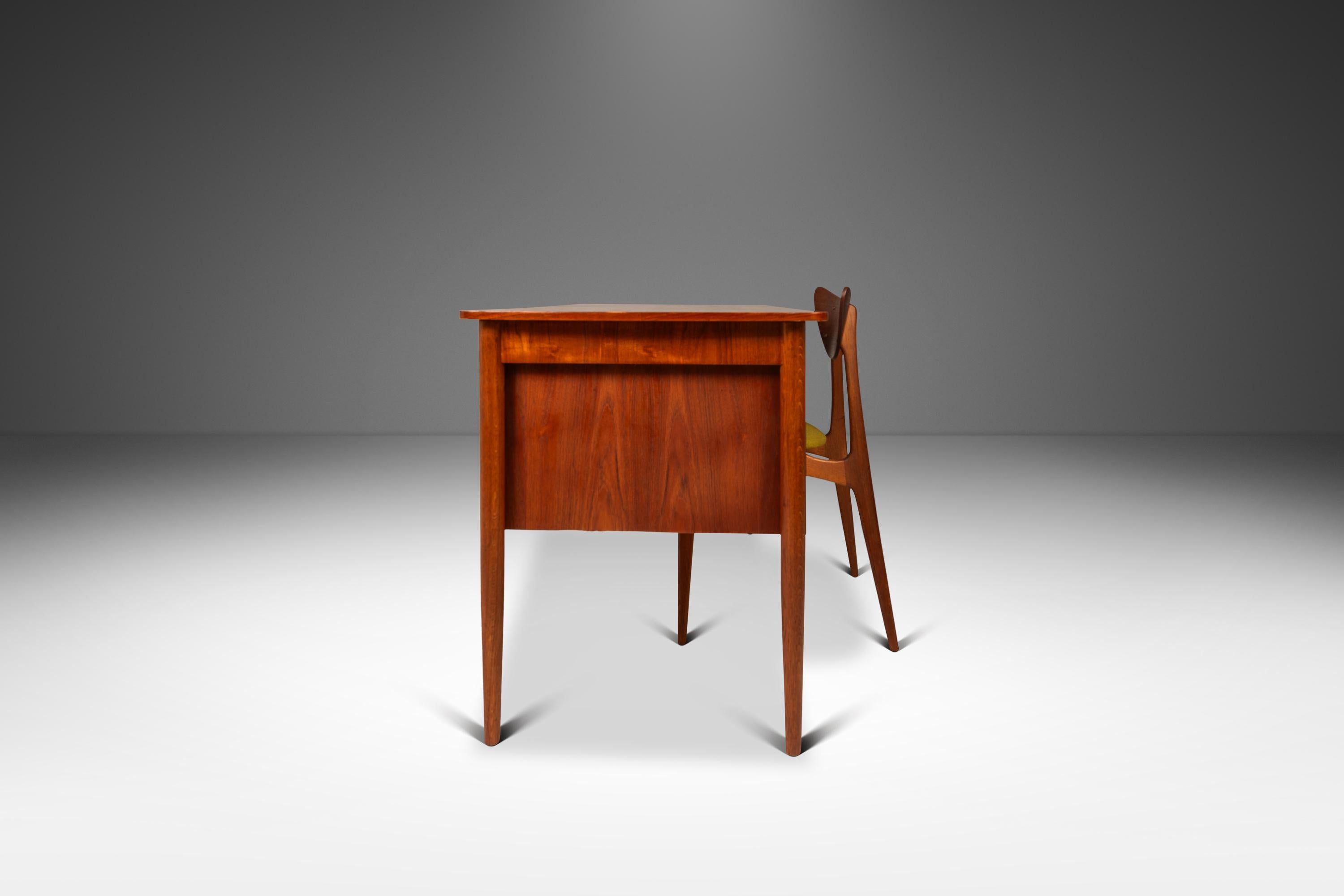 Mid-Century Modern Bureau d'écrivain à six tiroirs en teck avec étagères de rangement intégrées, Danemark, c. 1960 en vente