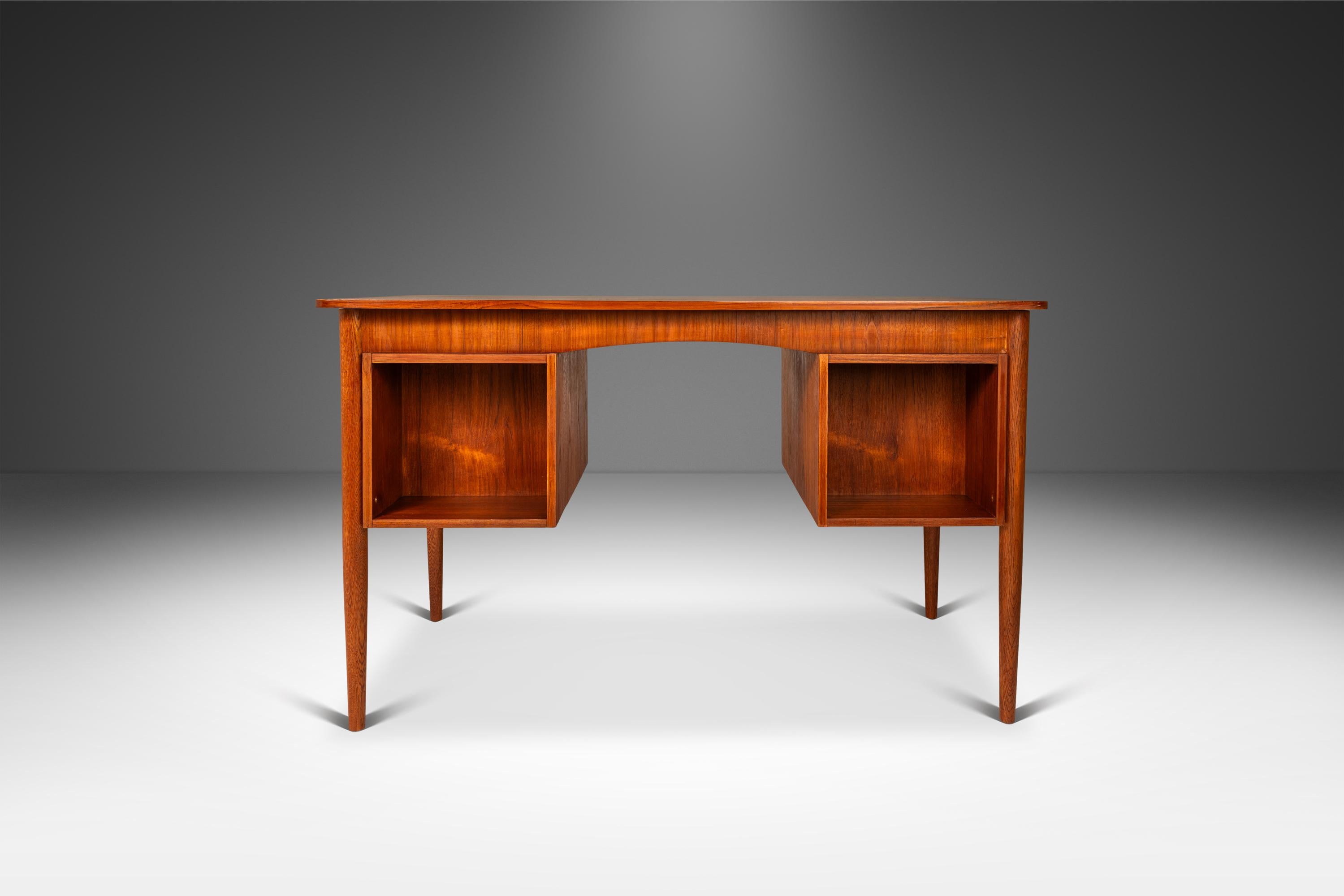 Danois Bureau d'écrivain à six tiroirs en teck avec étagères de rangement intégrées, Danemark, c. 1960 en vente