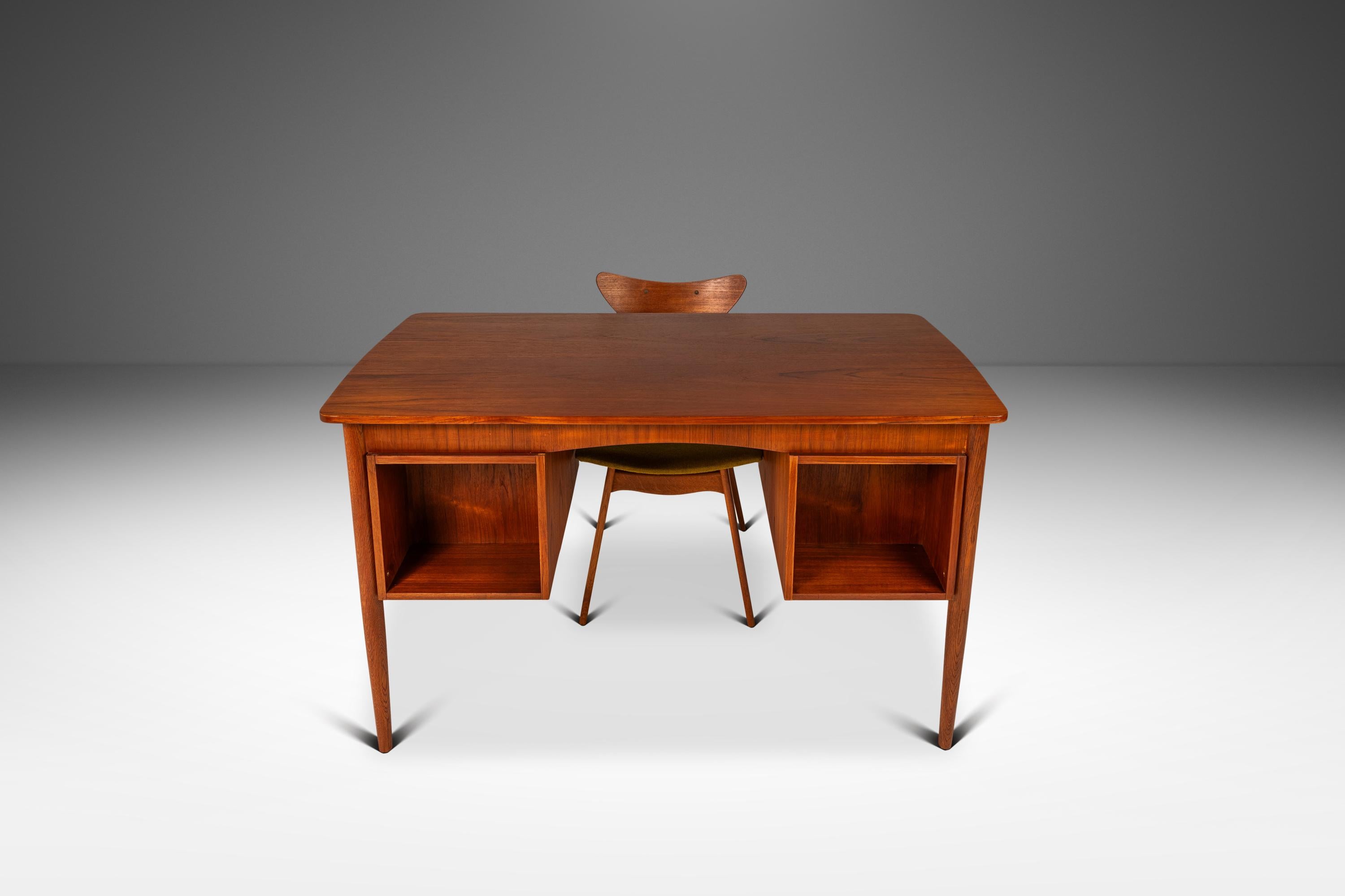 Bureau d'écrivain à six tiroirs en teck avec étagères de rangement intégrées, Danemark, c. 1960 Bon état - En vente à Deland, FL