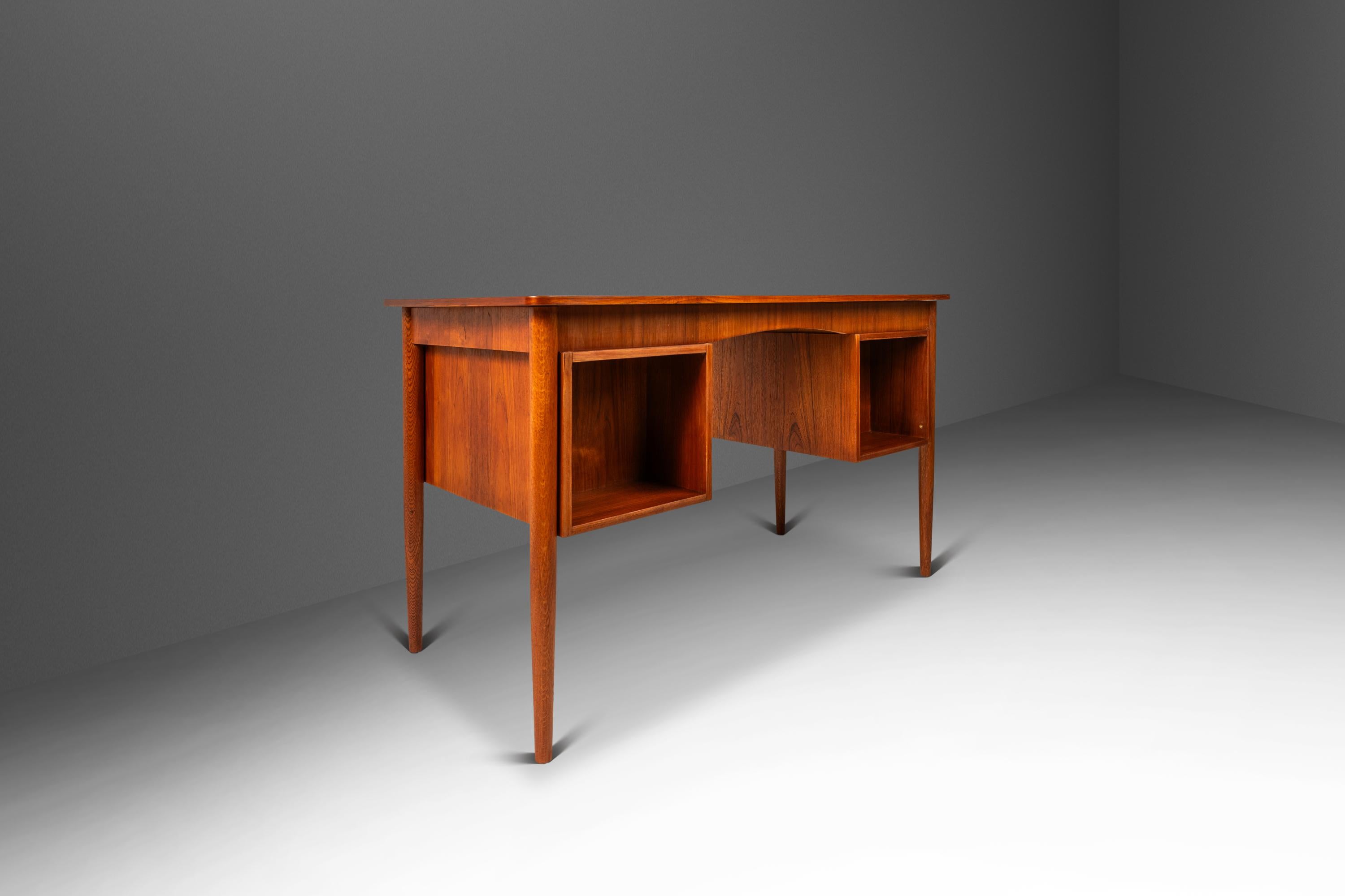 Milieu du XXe siècle Bureau d'écrivain à six tiroirs en teck avec étagères de rangement intégrées, Danemark, c. 1960 en vente