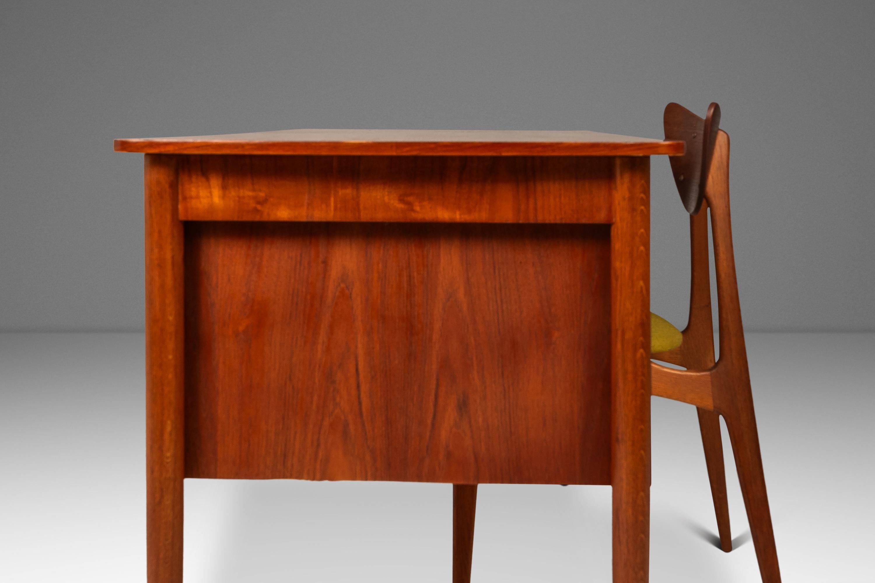 Bureau d'écrivain à six tiroirs en teck avec étagères de rangement intégrées, Danemark, c. 1960 en vente 1