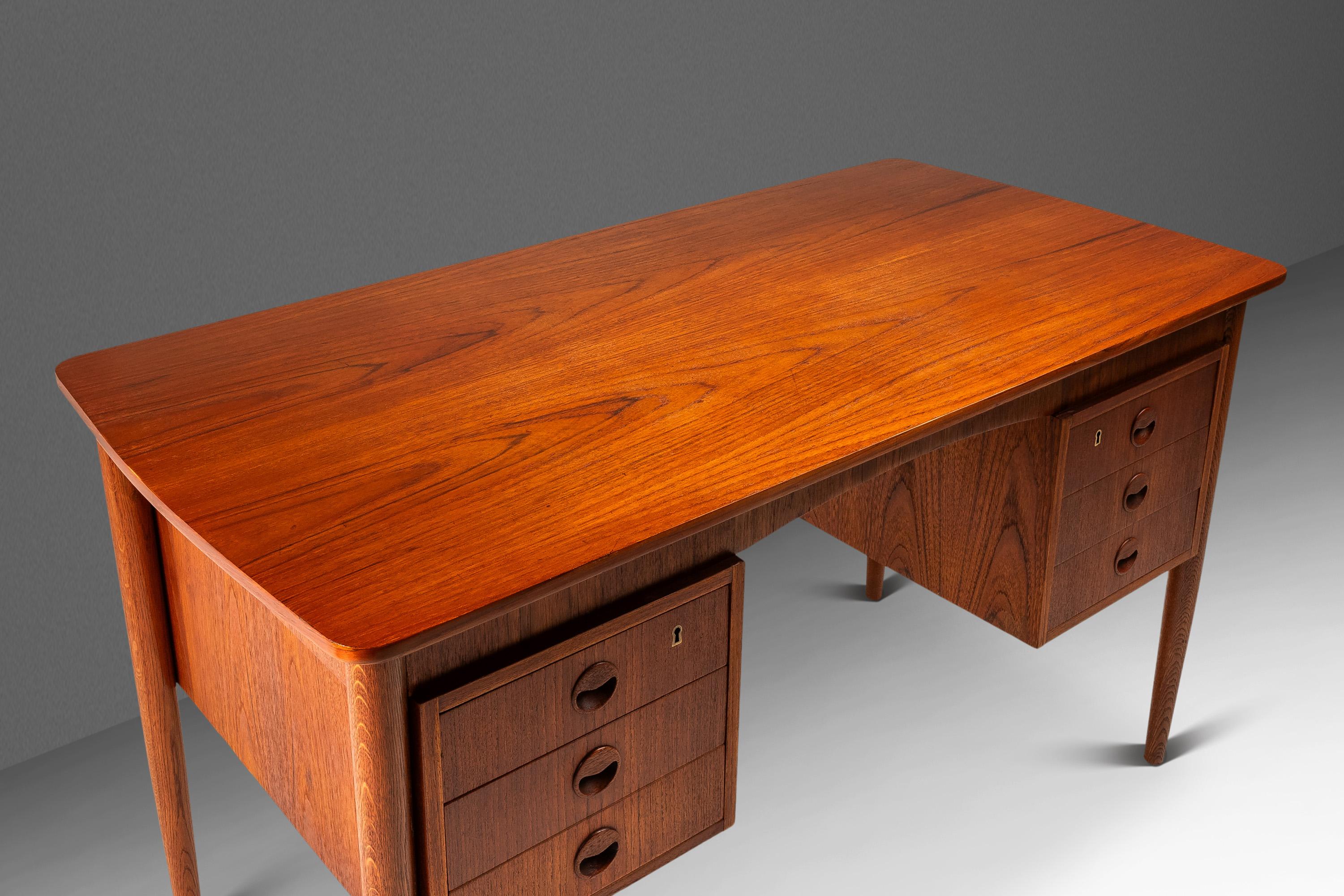 Bureau d'écrivain à six tiroirs en teck avec étagères de rangement intégrées, Danemark, c. 1960 en vente 2