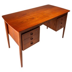 Schreibtisch aus Teakholz mit sechs Schubladen und eingebauten Ablagefächern, Dänemark, ca. 1960er Jahre