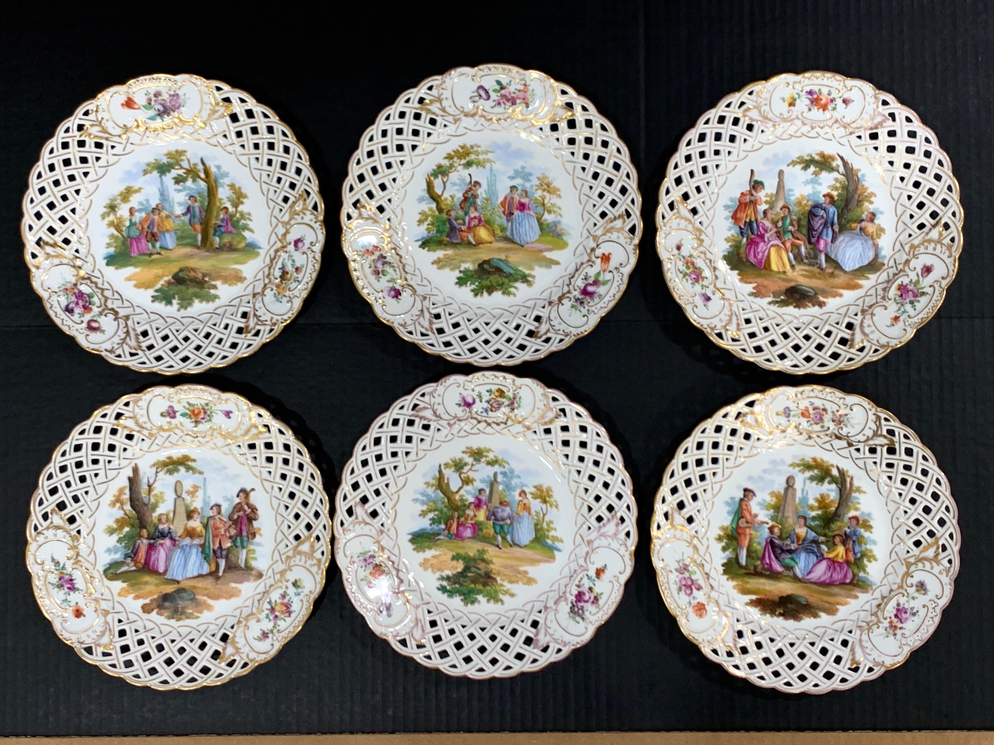 Sei piatti panoramici di Dresda dipinti a reticolo Watteau di Carl Thieme, ognuno squisitamente dipinto e dorato con una diversa scena di giardino. Contrassegnato da un marchio blu sottosmalto.