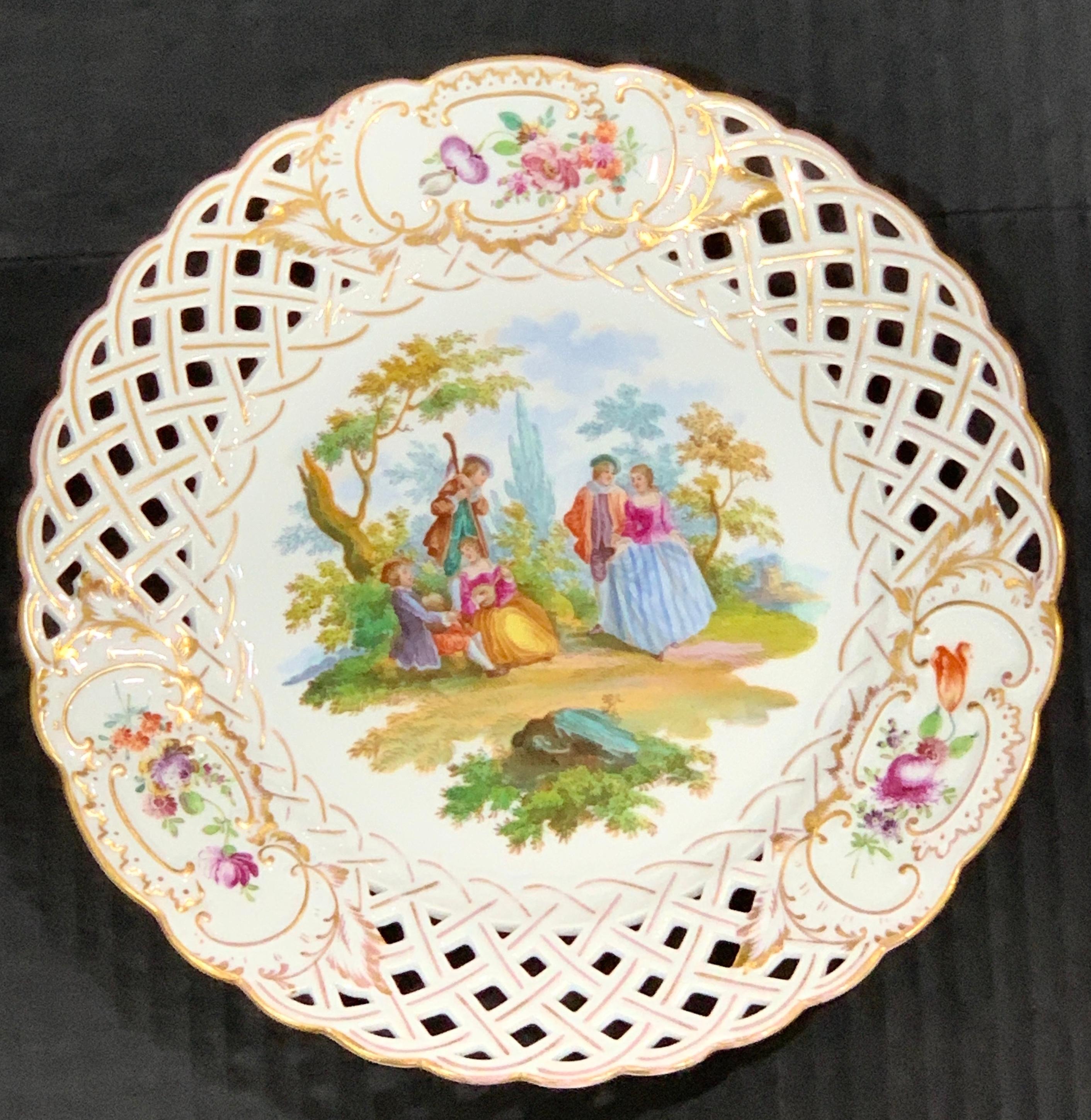 Allemand Six assiettes de cabinet réticulées et peintes de scènes de Watteau par Carl Thieme, de Dresde