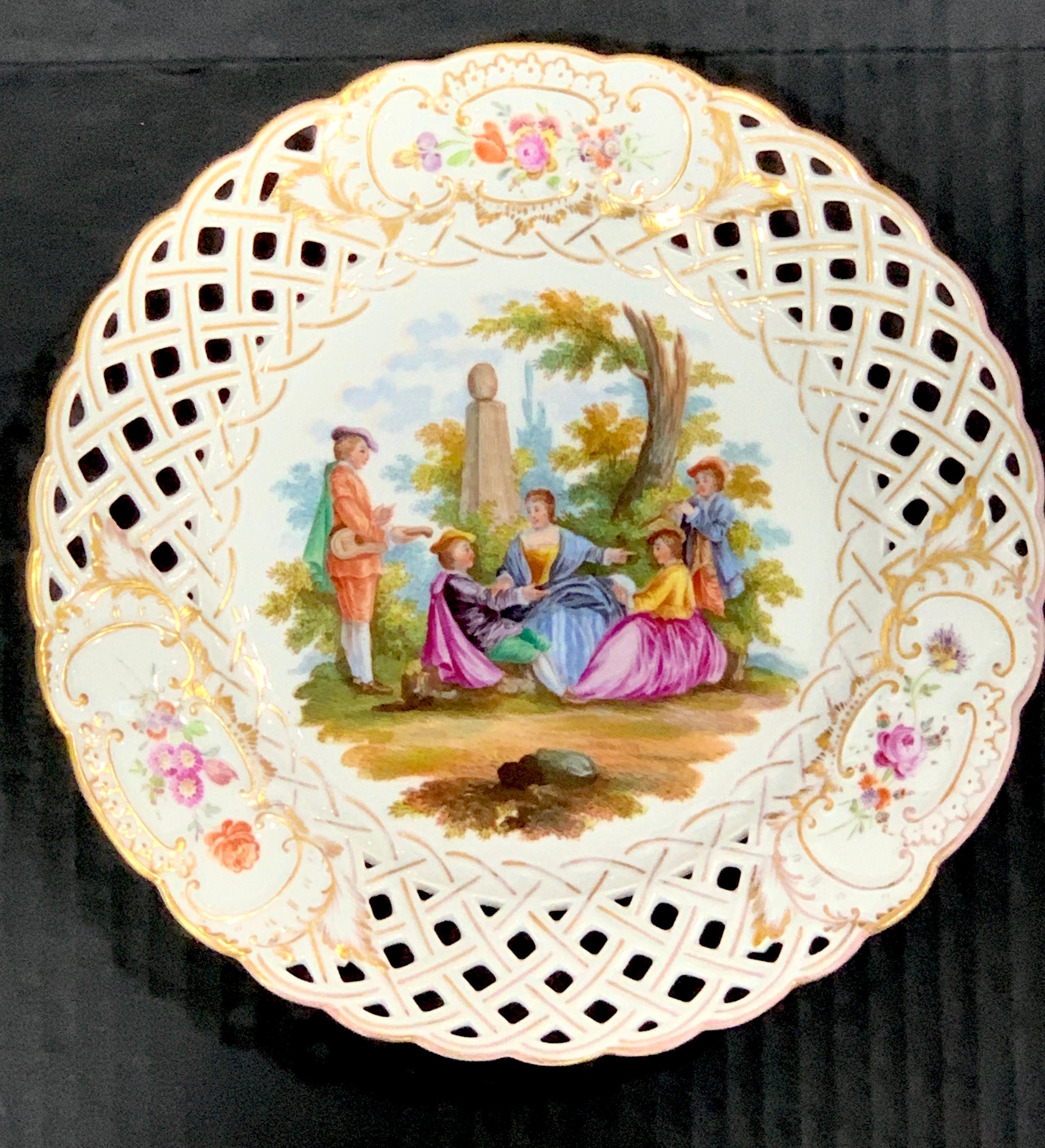 Porcelaine Six assiettes de cabinet réticulées et peintes de scènes de Watteau par Carl Thieme, de Dresde