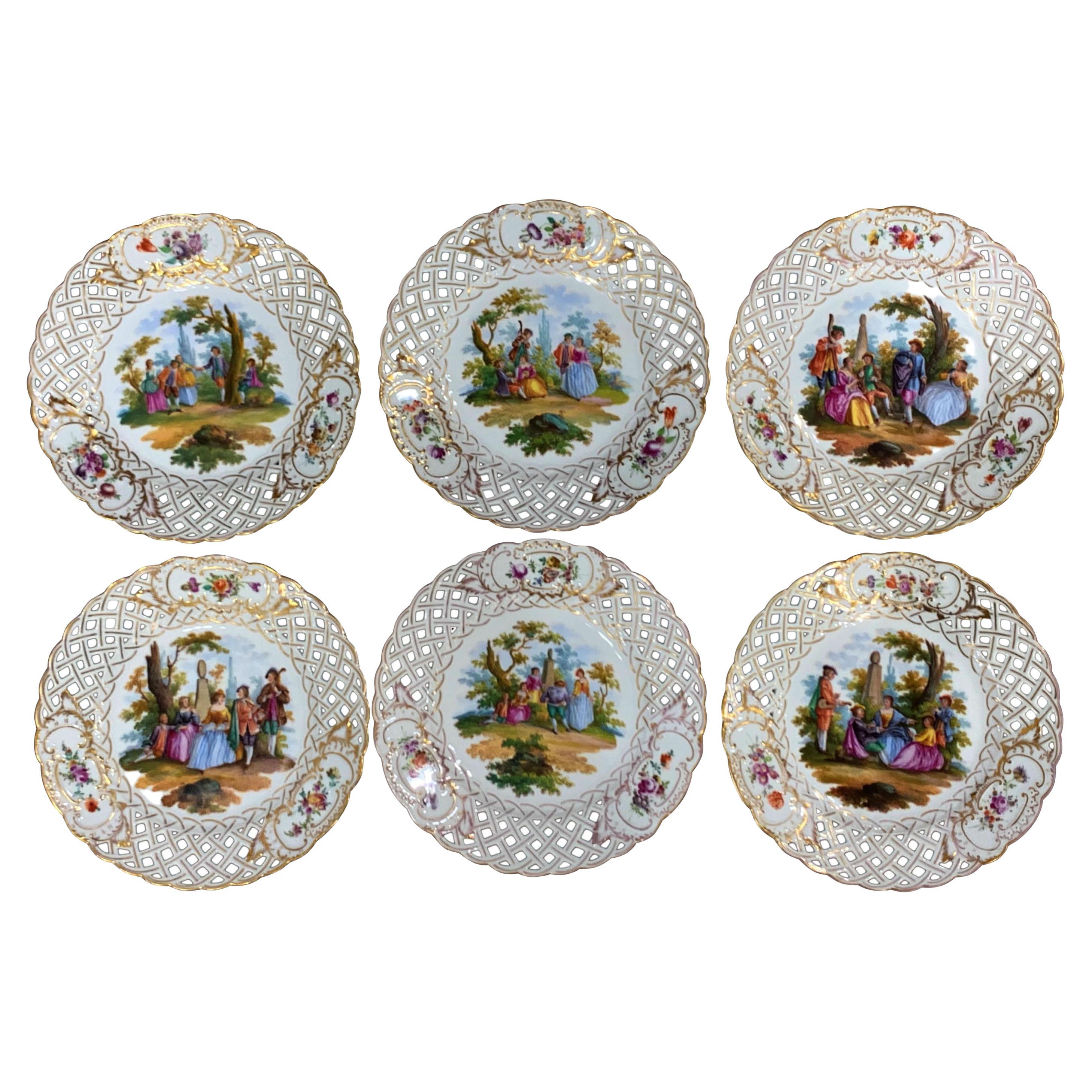 Six assiettes de cabinet réticulées et peintes de scènes de Watteau par Carl Thieme, de Dresde