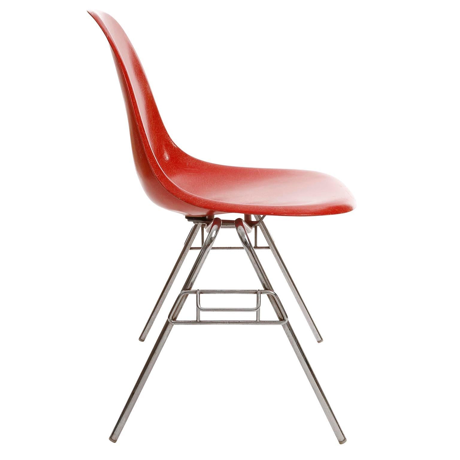Six Stacking Chairs, Charles & Ray Eames, Herman Miller, Red Fiberglass, 1974. In Good Condition For Sale In Hausmannstätten, AT