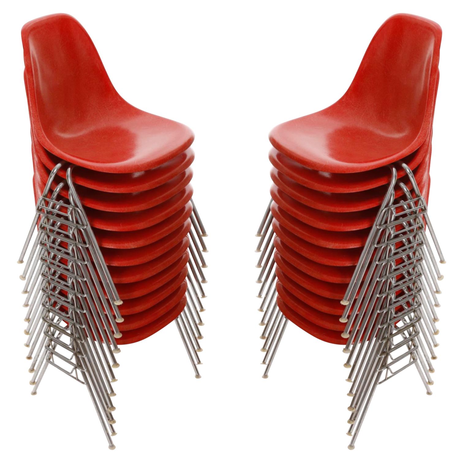 Six chaises empilables Charles & Ray Eames, Herman Miller, Red Fiberglass, 1974. en vente 1