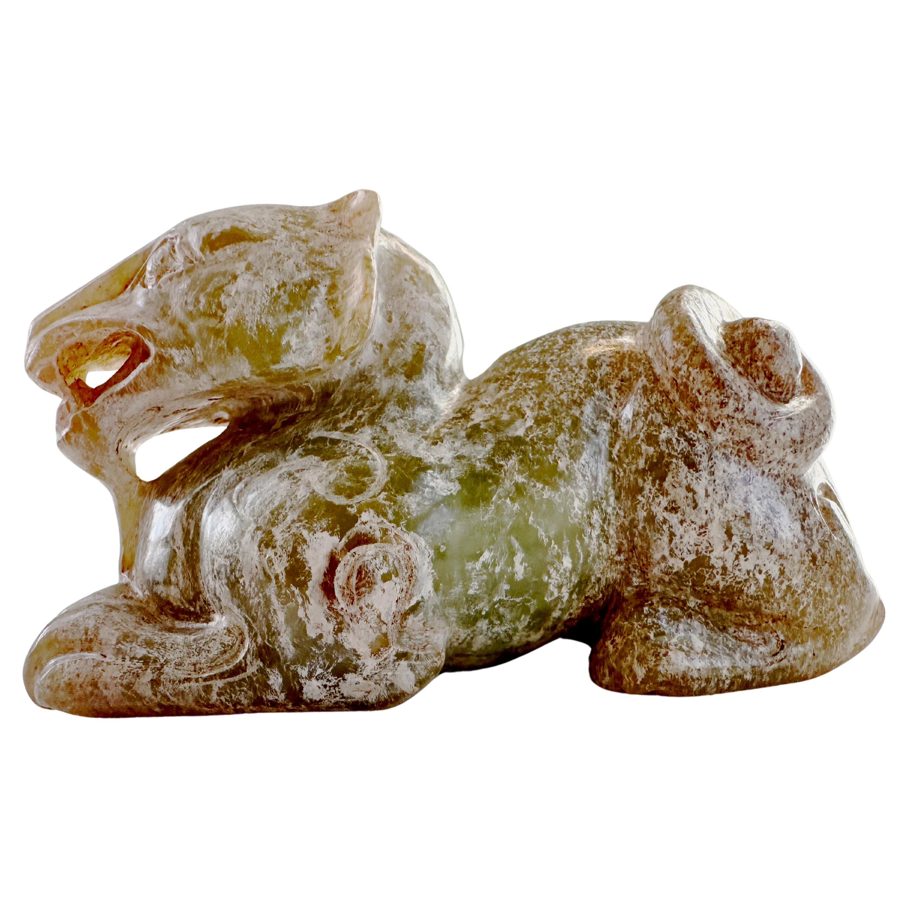 Bête auspicieuse sculptée en jade vert, période des Six Dynasties (220 à 589 apr. J.-C.). 

La sixième dynastie, la période qui a immédiatement suivi la dynastie Han, a vu le passage d'une croyance profonde dans l'au-delà à un ensemble de principes
