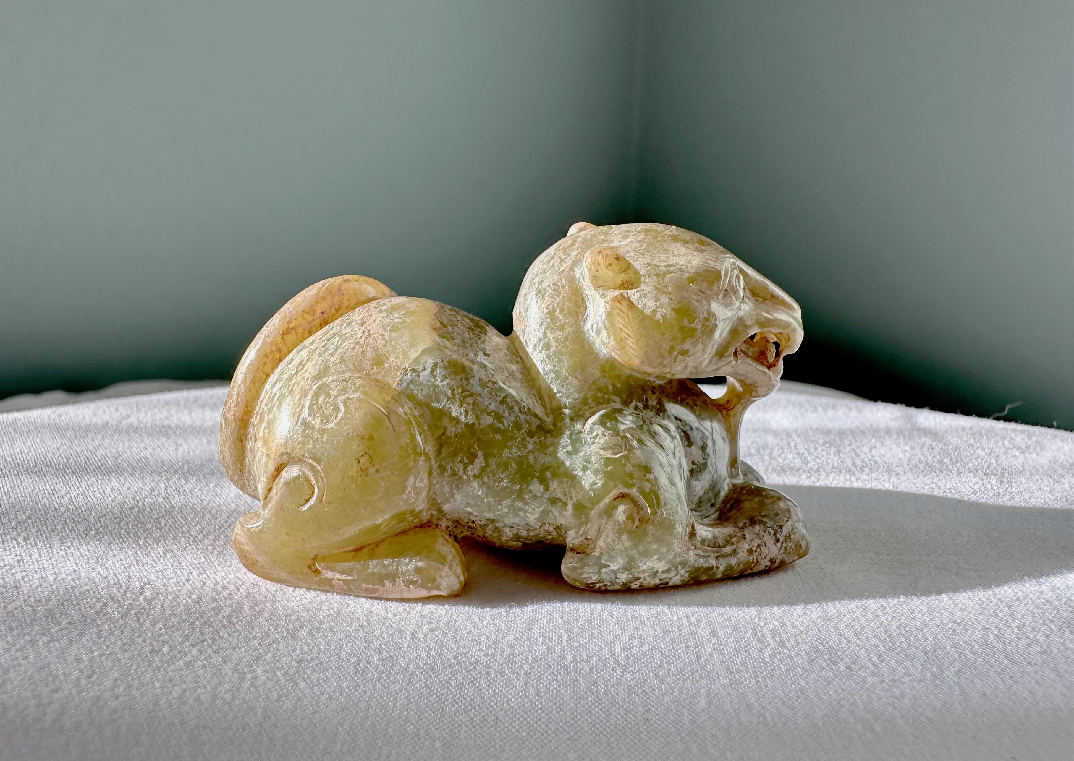 Sculpté à la main bête mythologique du jade des six dynasties en vente
