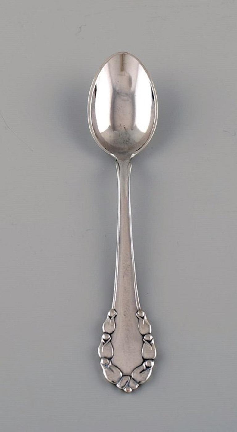 Six early Georg Jensen Lily of the Valley teaspoons in silver 830. 
Dated 1915-1930.
Length: 12.5 cm.
In excellent condition.
Stamped. Early stamps 1915-1930.
Our skilled Georg Jensen silversmith / goldsmith can polish all silver and gold so