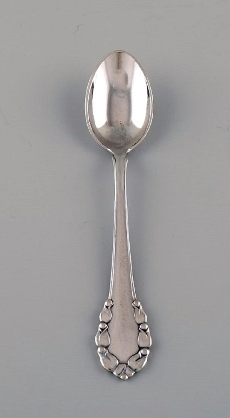 Sechs frühe Georg Jensen Maiglöckchen-Teelöffel aus Silber 830. 
Datiert 1915-1930.
Länge: 12,5 cm.
In ausgezeichnetem Zustand.
Gestempelt. Frühe Briefmarken 1915-1930.
Unser erfahrener Georg Jensen-Silberschmied/Goldschmied kann alles Silber