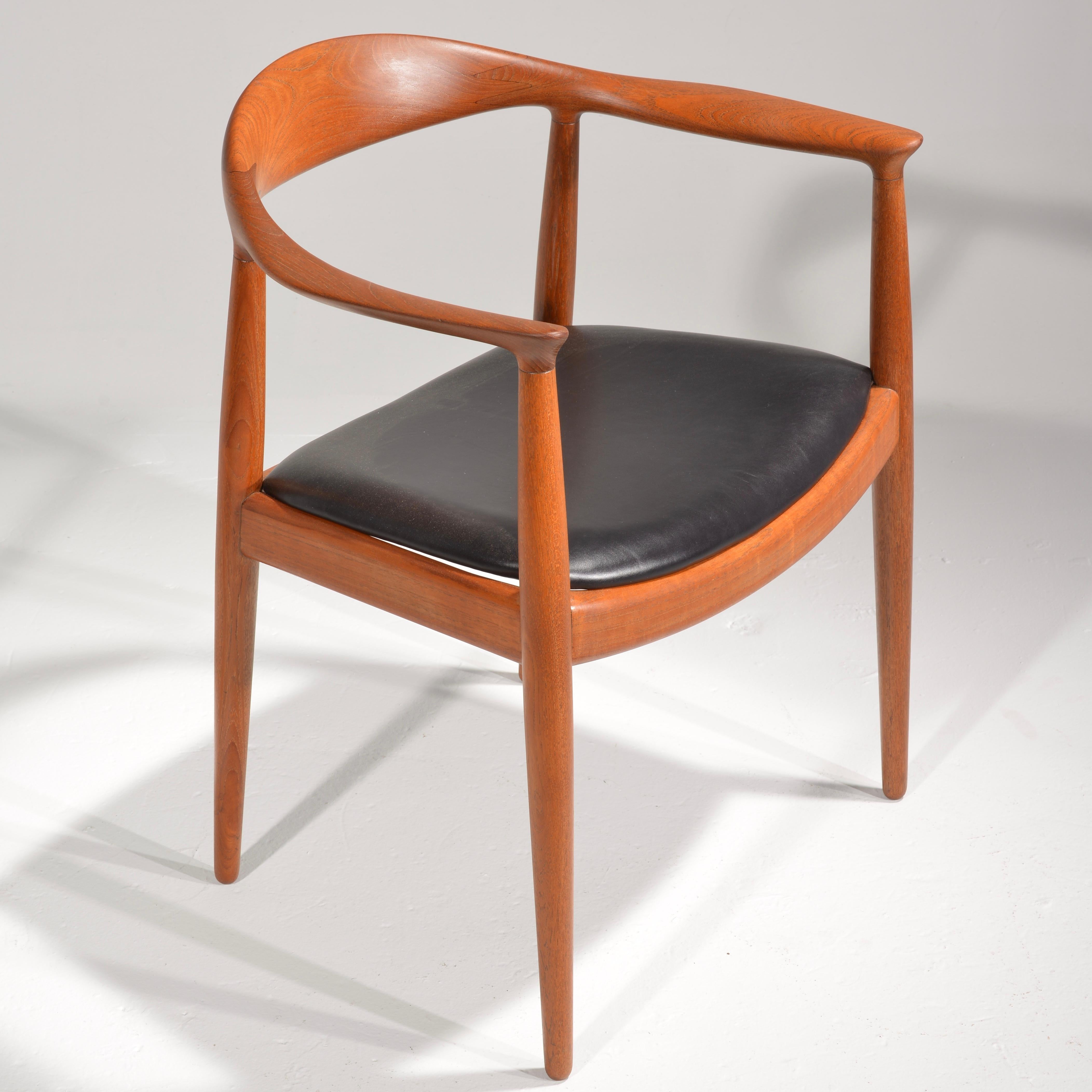 Nous sommes heureux d'offrir 4 chaises Hans Wegner JH-503 conçues en 1949 et produites par Johannes Hansen. Construction en teck massif d'origine entièrement restaurée. Estampillé de la marque du fabricant. Actuellement, nous en avons 10 tapissés en