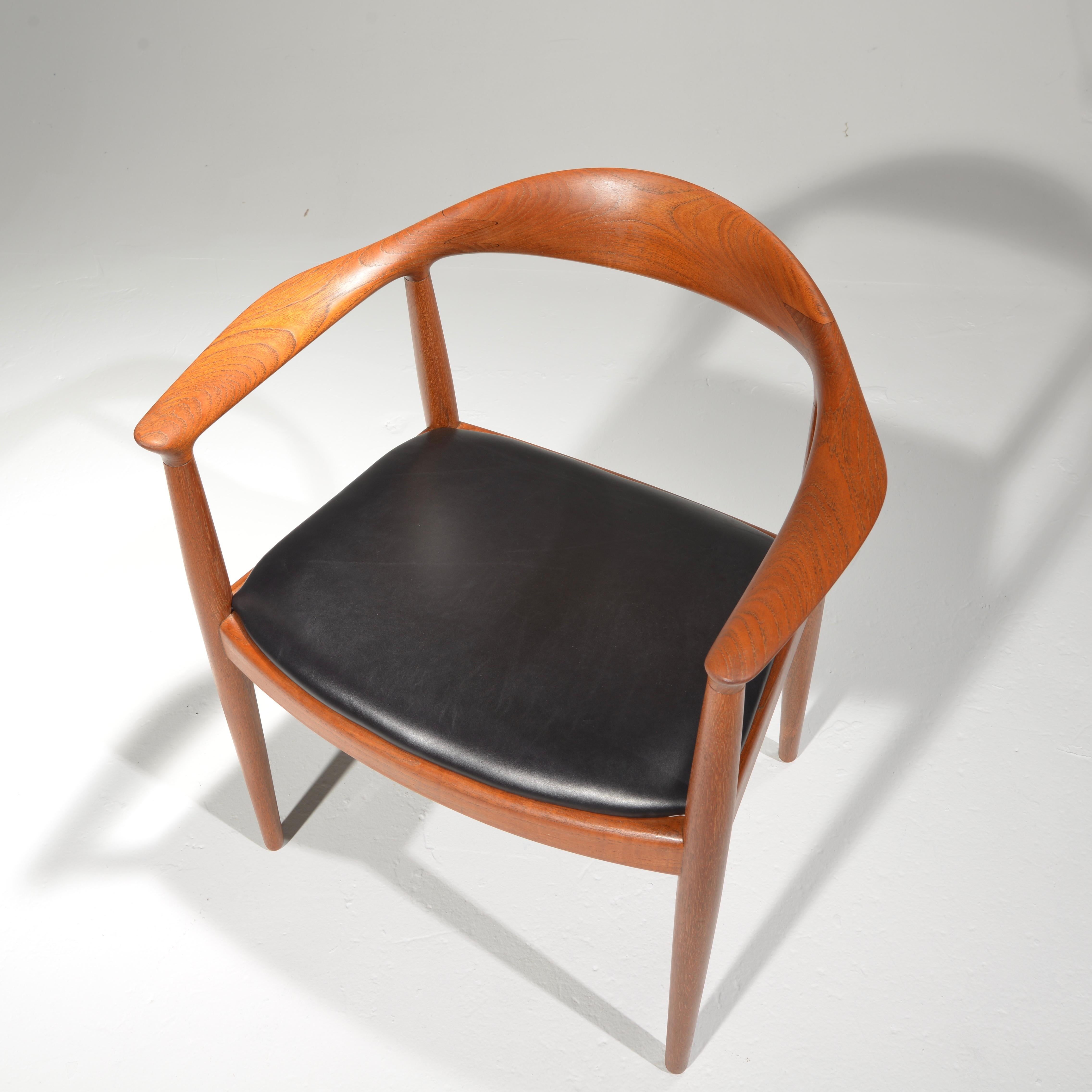 Milieu du XXe siècle 10 chaises JH-503 en teck et cuir de Hans Wegner pour Johannes Hansen en vente