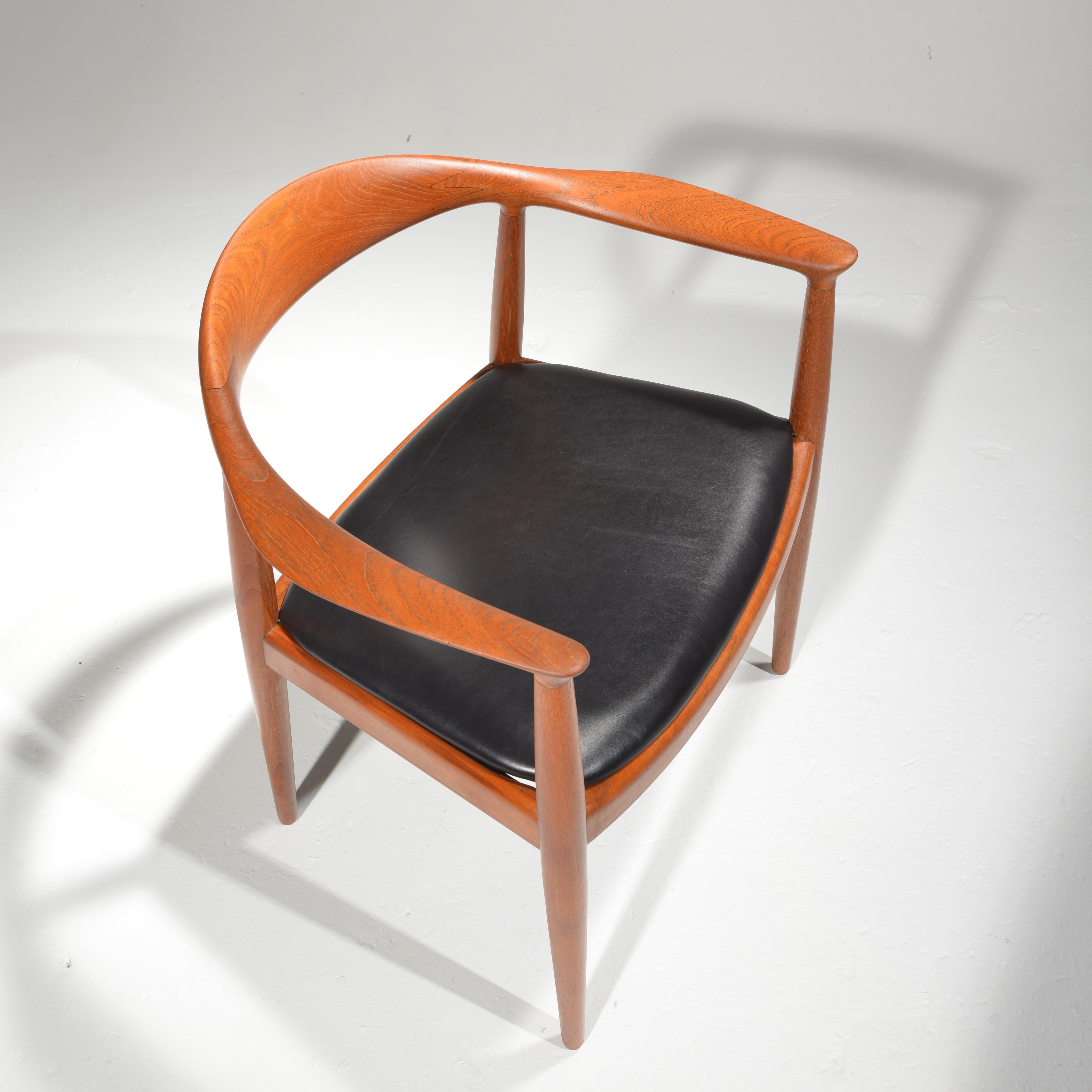 10 Hans Wegner for Johannes Hansen JH-503 Chairs in Teak and Leather In Good Condition For Sale In Los Angeles, CA