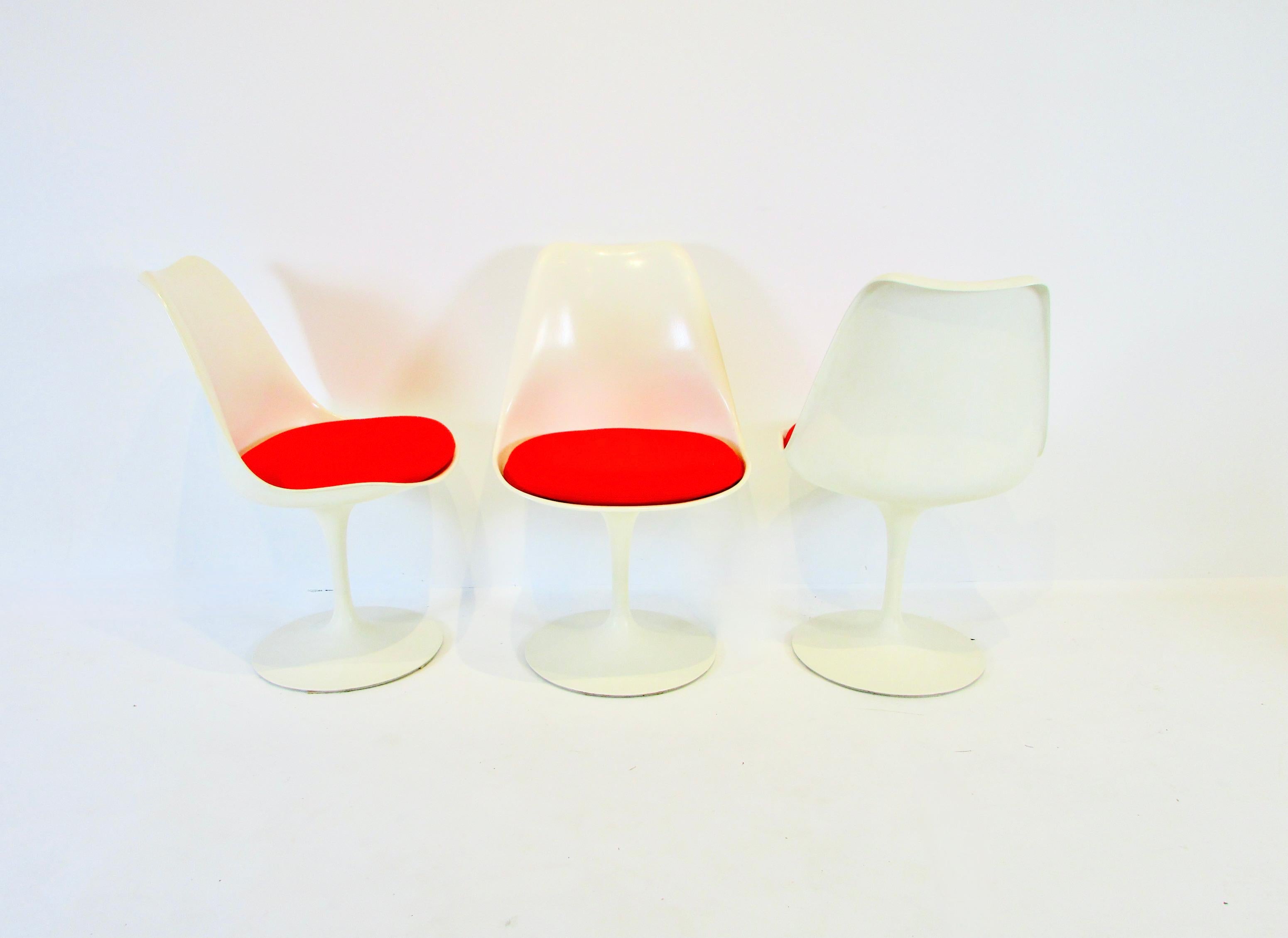 Six Eero Saarinen for Knoll Tulip Group Dining Chairs with Red Cushions 3