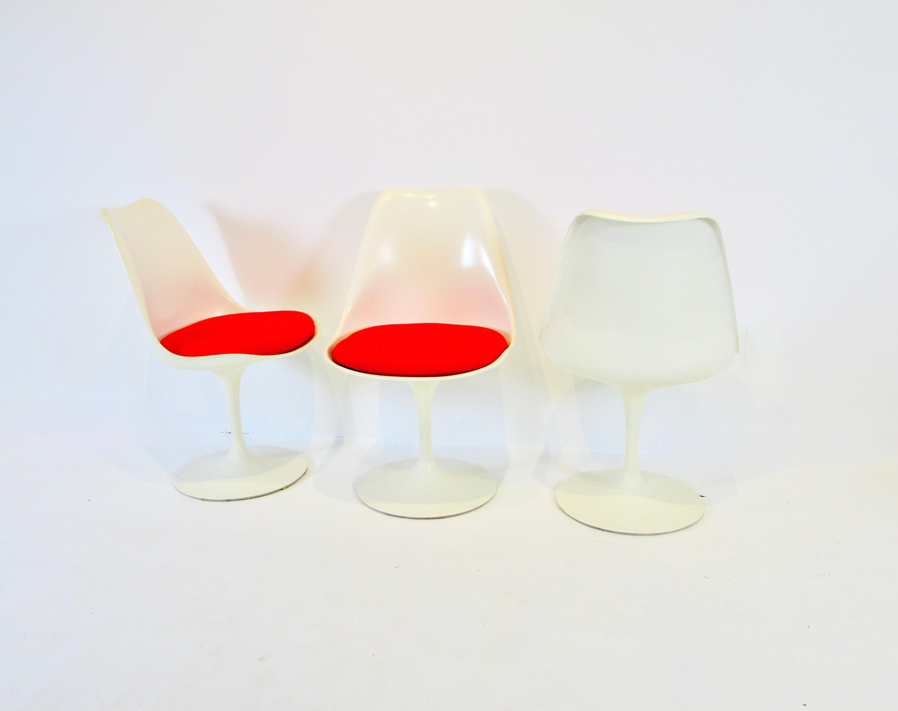 Six Eero Saarinen for Knoll Tulip Group Dining Chairs with Red Cushions 4