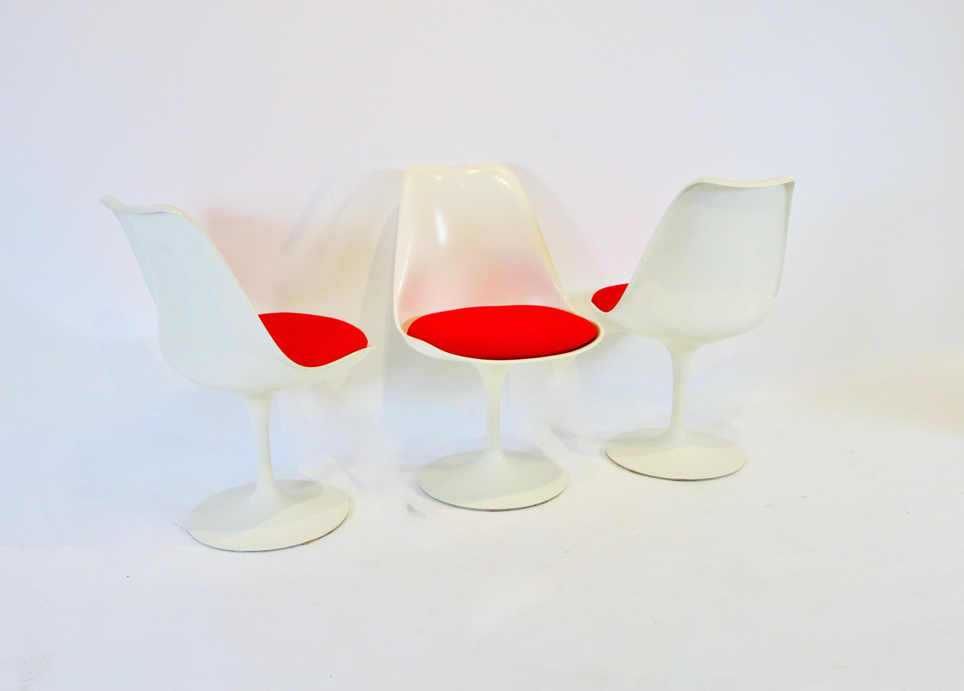 Six Eero Saarinen for Knoll Tulip Group Dining Chairs with Red Cushions 7