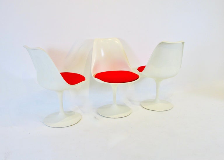 Six Eero Saarinen for Knoll Tulip Group Dining Chairs with Red Cushions For Sale 7