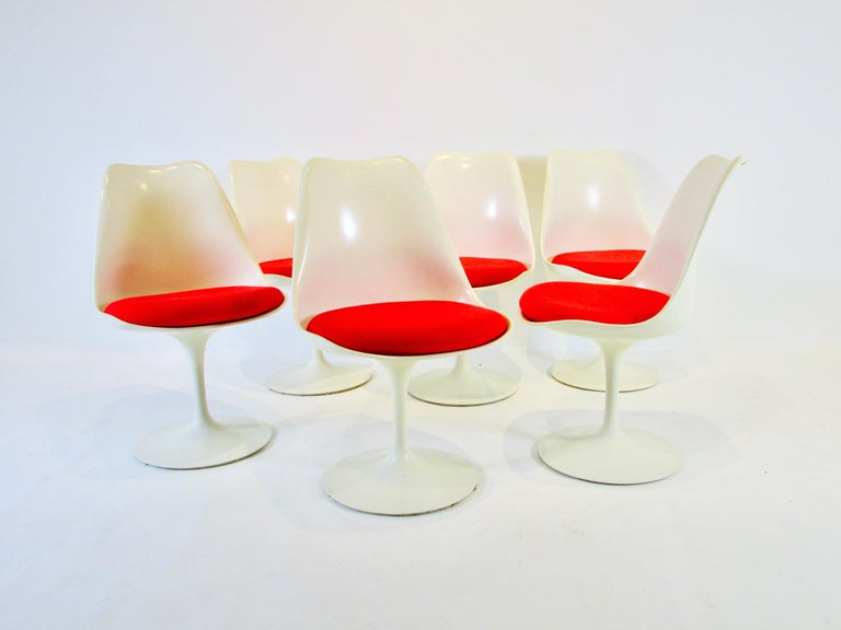 Mid-Century Modern Six Eero Saarinen for Knoll Tulip Group Dining Chairs with Red Cushions For Sale