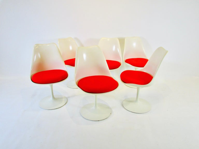 20th Century Six Eero Saarinen for Knoll Tulip Group Dining Chairs with Red Cushions For Sale